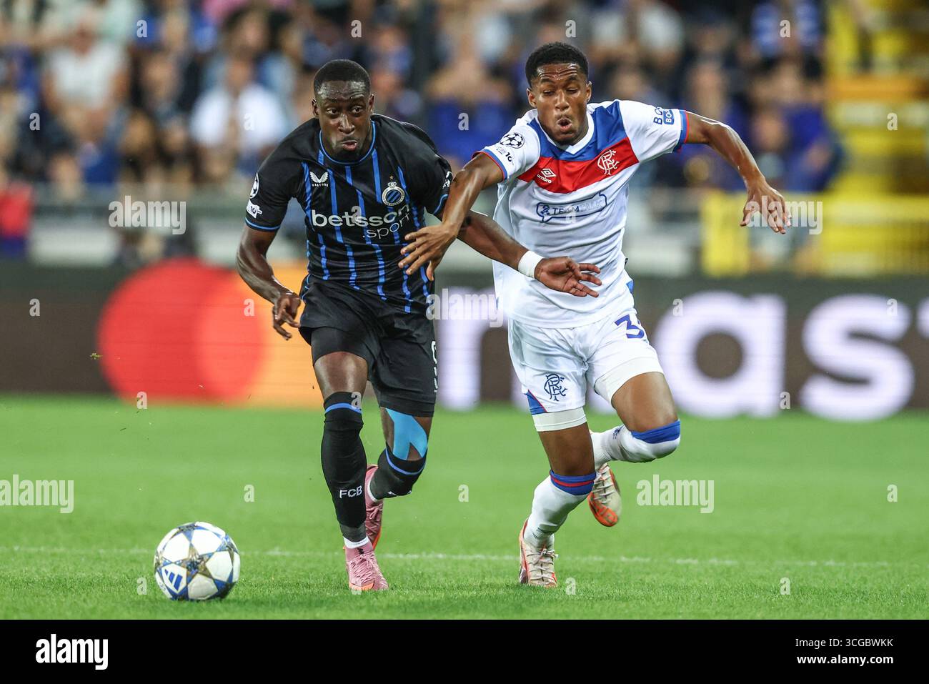 Brügge, Belgien. August 2025. Carlos Forbs und Jayden Meghoma der Rangers kämpfen um den Ball während eines Fußballspiels zwischen dem belgischen Club Brugge KV und dem schottischen Glasgow Rangers F.C. am Mittwoch, den 27. August 2025, in Brügge, dem Rückspiel der Play-offs für das Champions League-Turnier. Der Club gewann das erste Leg mit 1:3. BELGA FOTO BRUNO FAHY Credit: Belga News Agency/Alamy Live News Stockfoto