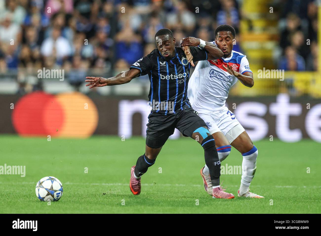 Brügge, Belgien. August 2025. Carlos Forbs und Jayden Meghoma der Rangers kämpfen um den Ball während eines Fußballspiels zwischen dem belgischen Club Brugge KV und dem schottischen Glasgow Rangers F.C. am Mittwoch, den 27. August 2025, in Brügge, dem Rückspiel der Play-offs für das Champions League-Turnier. Der Club gewann das erste Leg mit 1:3. BELGA FOTO BRUNO FAHY Credit: Belga News Agency/Alamy Live News Stockfoto