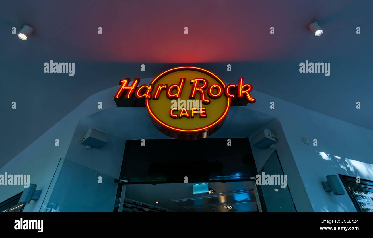 Neon Hard Rock Cafe Schild leuchtet über dem Eingang am Kurfürstendamm, Berlin - ein Wahrzeichen Café seit 1992. Stockfoto