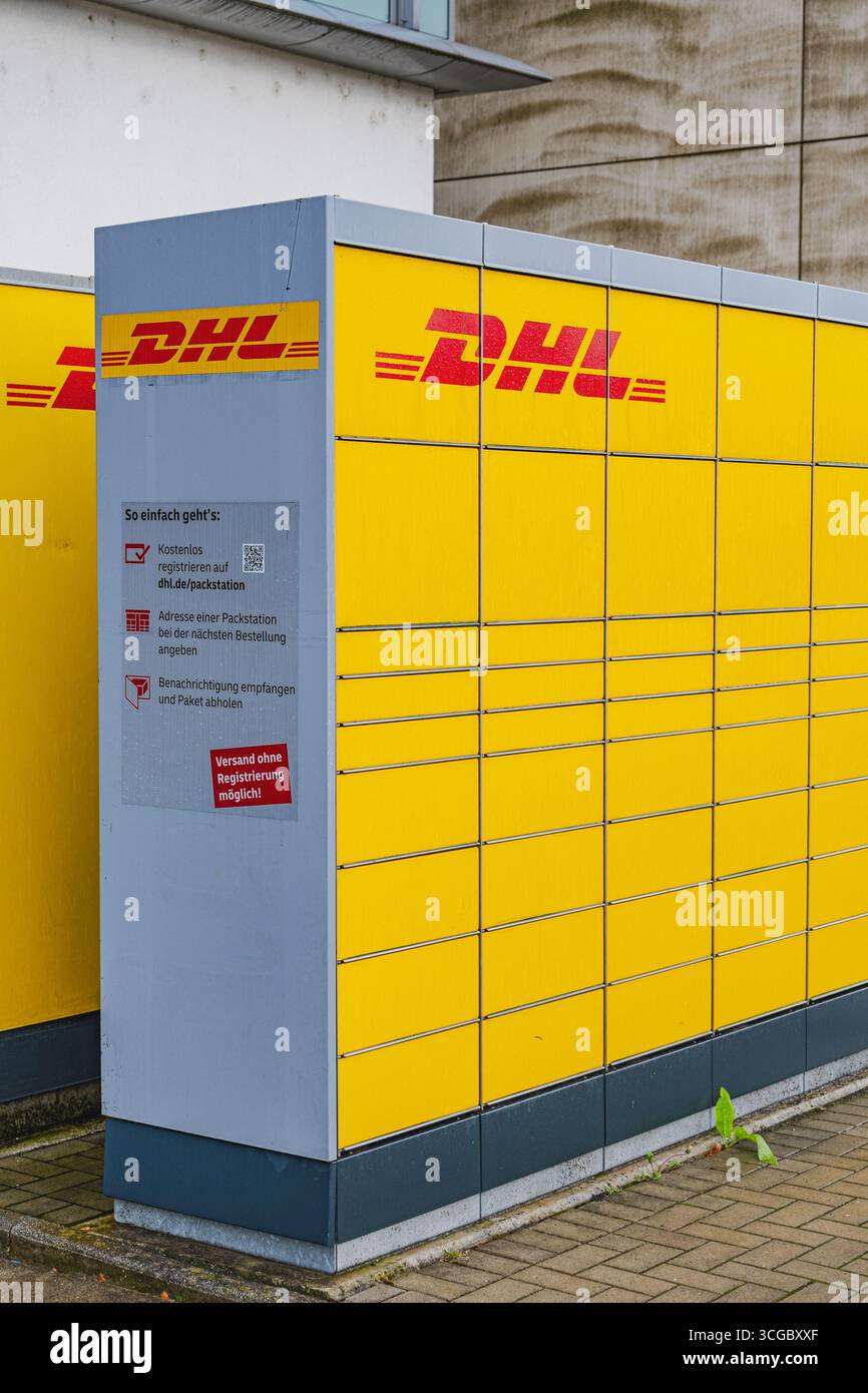 Automatische Versandstationen der Marke Yellow DHL im Gebiet Flingern Nord Stockfoto