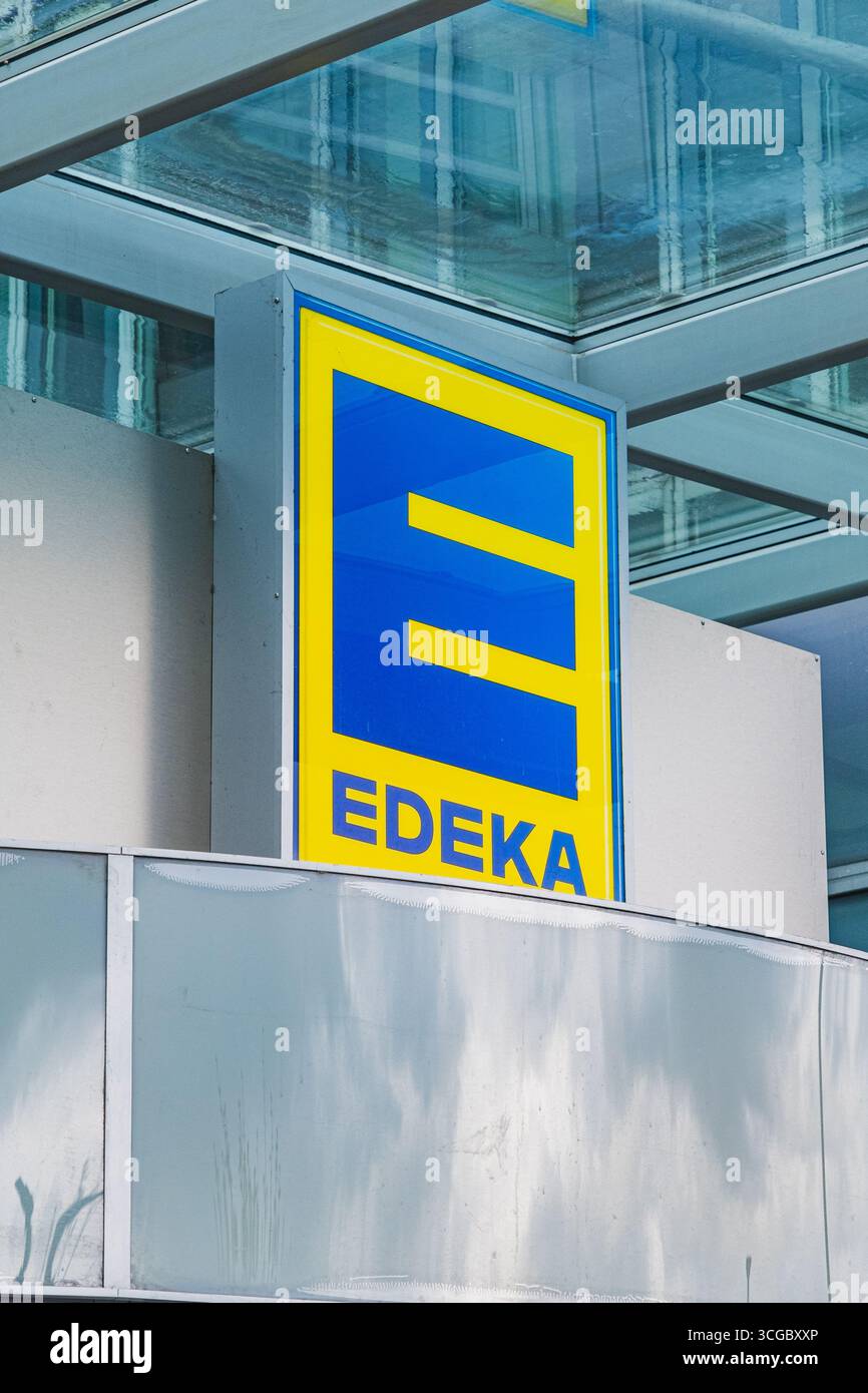 Nahaufnahme des Ladenschilds des deutschen Händlers Edeka Stockfoto