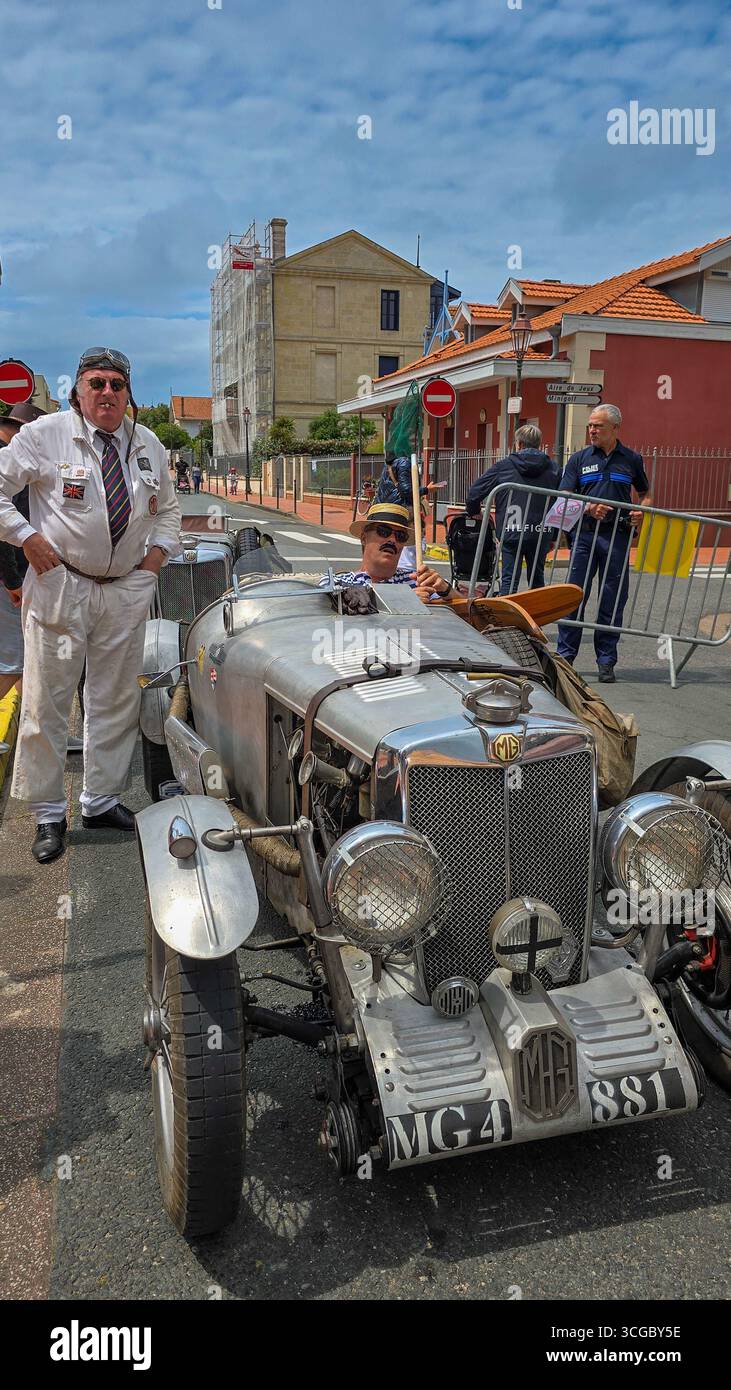 Blick auf den Oldtimer MG TA Aluminium-Cabrio beim Jahresfest Belle Epoque Soulac 1900. Juni 2025. Soulac-sur-Mer, Frankreich. Stockfoto
