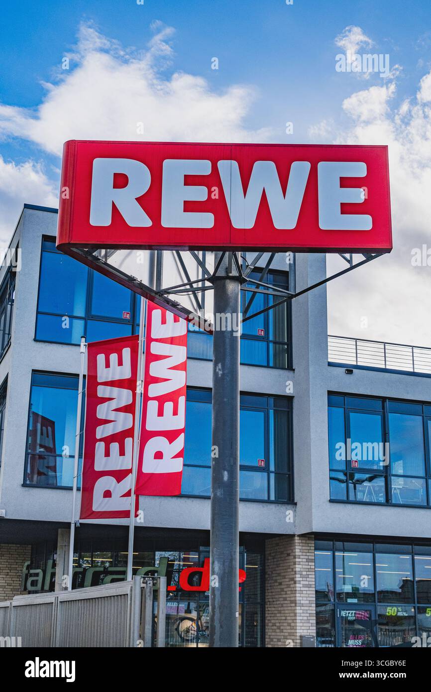 Großes Outdoor-Logo von REWE, deutscher Lebensmittelhändler Stockfoto