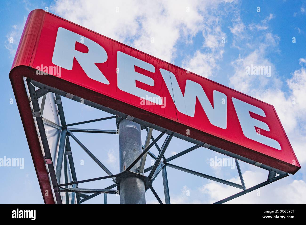 Großes Outdoor-Logo von REWE, deutscher Lebensmittelhändler Stockfoto
