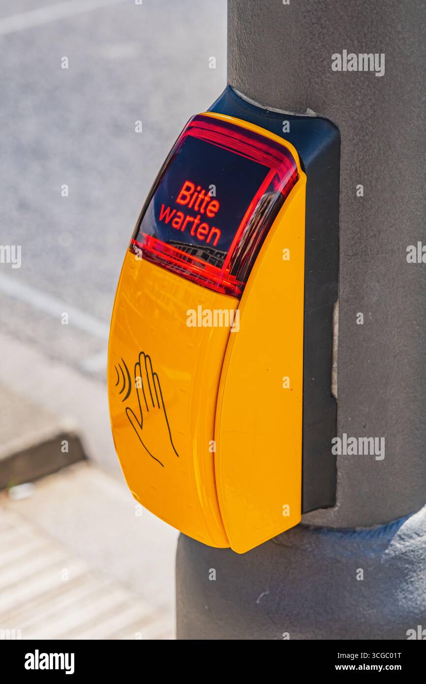 Eine hellgelbe Fußgängertaste zum Überqueren einer Straße Stockfoto