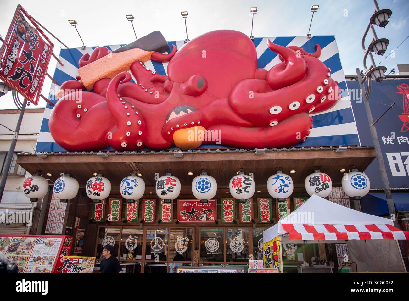Takoyaki Restaurant mit Riesen Octopus Sign in Osaka. Farbenfrohes Takoyaki-Restaurant mit gigantischem Kraken-Schild in Osaka, Japan. Stockfoto
