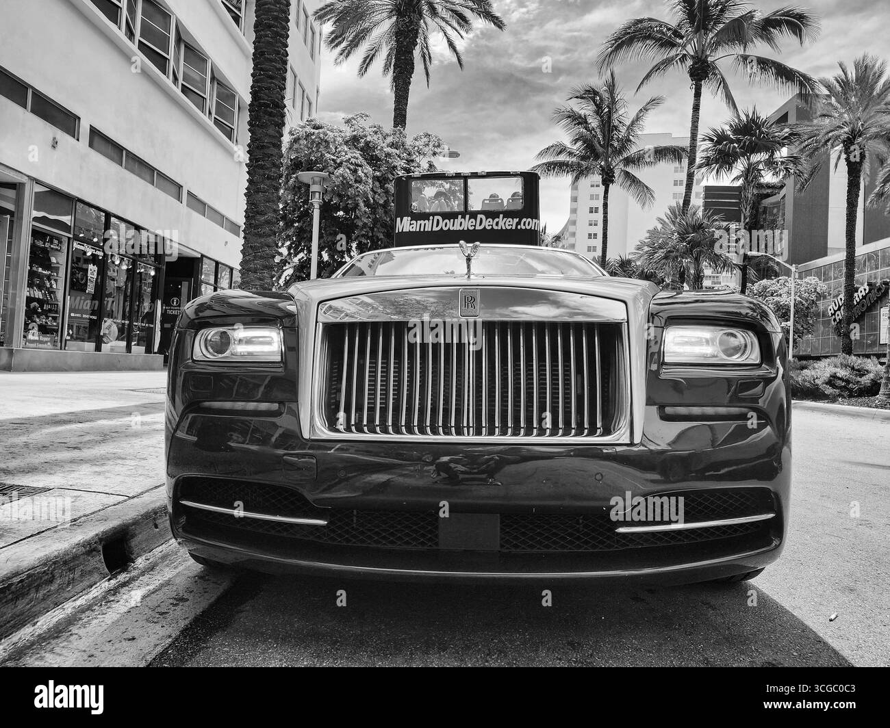 Miami Beach, Florida, USA - 8. Juni 2024: 2014 Rolls-Royce Wraith Luxusauto am Ocean Drive miami Beach. Rolls Royce ist eine britische Luxuswagenmarke Stockfoto