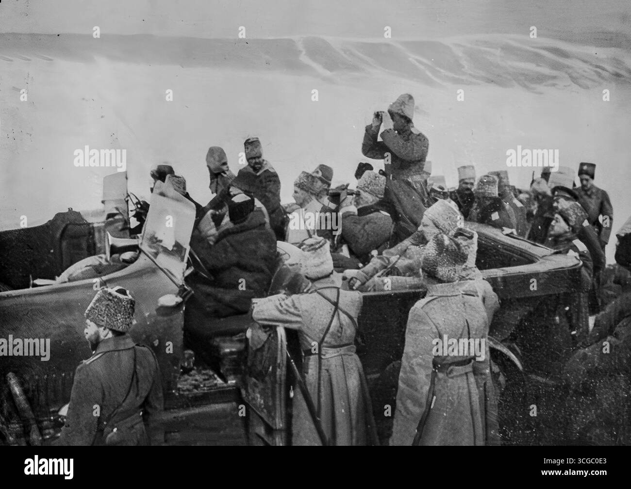 Großherzog Nikolaus von Russland, Oberbefehlshaber der Kaukasusarmee, an der Front bei Erzeroum, 1916. Er stand mit Stabsoffiziern und beobachtete durch Feldgläser die Verfolgung zurückziehender osmanischer Truppen. Das Foto spiegelt seine Führungsrolle beim bedeutendsten Sieg Russlands an der Kaukasusfront während des Ersten Weltkriegs wider Stockfoto