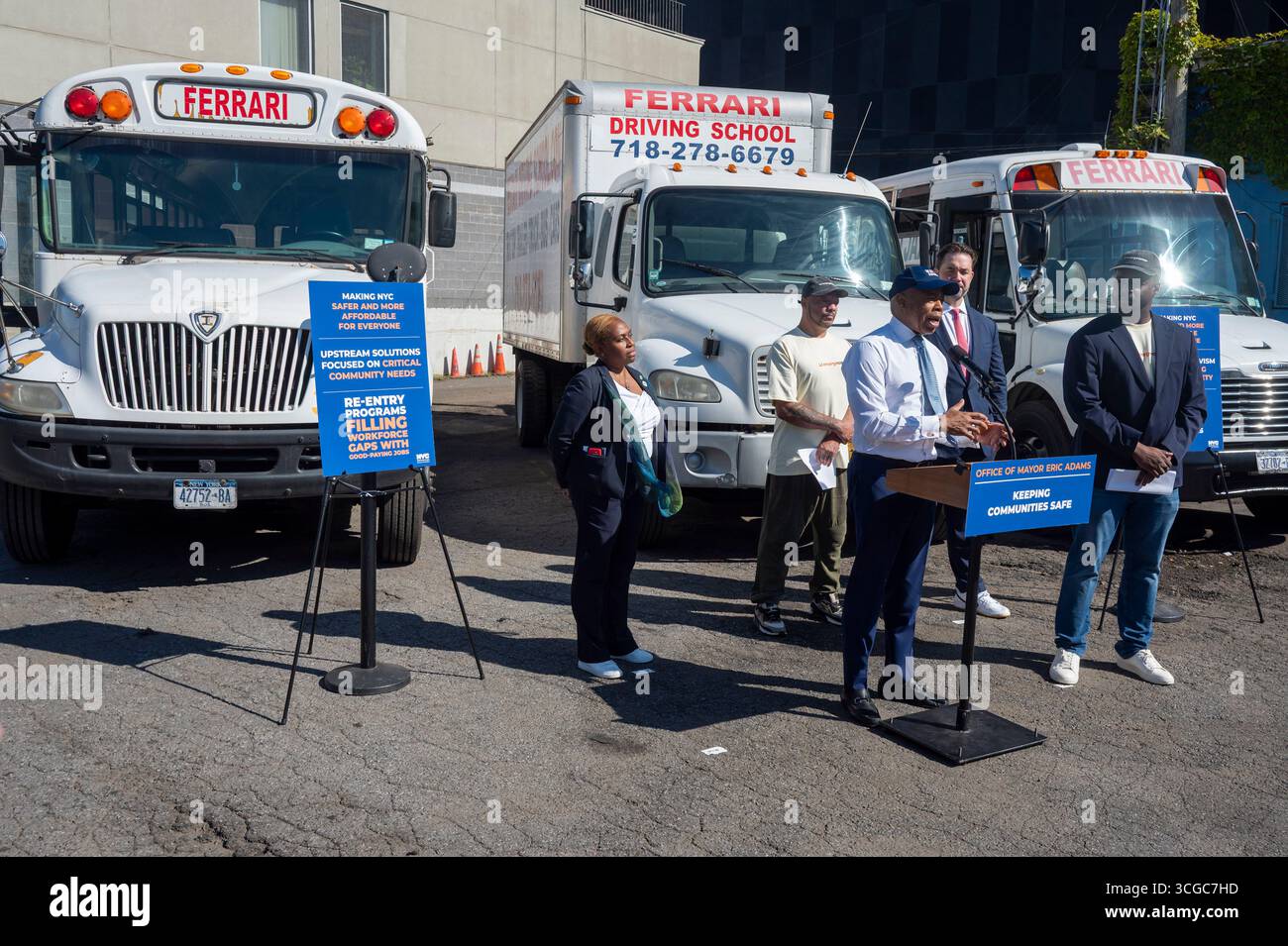 Der Bürgermeister von New York City, Eric Adams, kündigte eine größere Erweiterung des Trainingsprogramms für New Yorker mit dem Office of Criminal Justice des Bürgermeisters an und tritt auf dem Werft der Ferrari Driving School im New Yorker Stadtteil Queens auf. Stockfoto