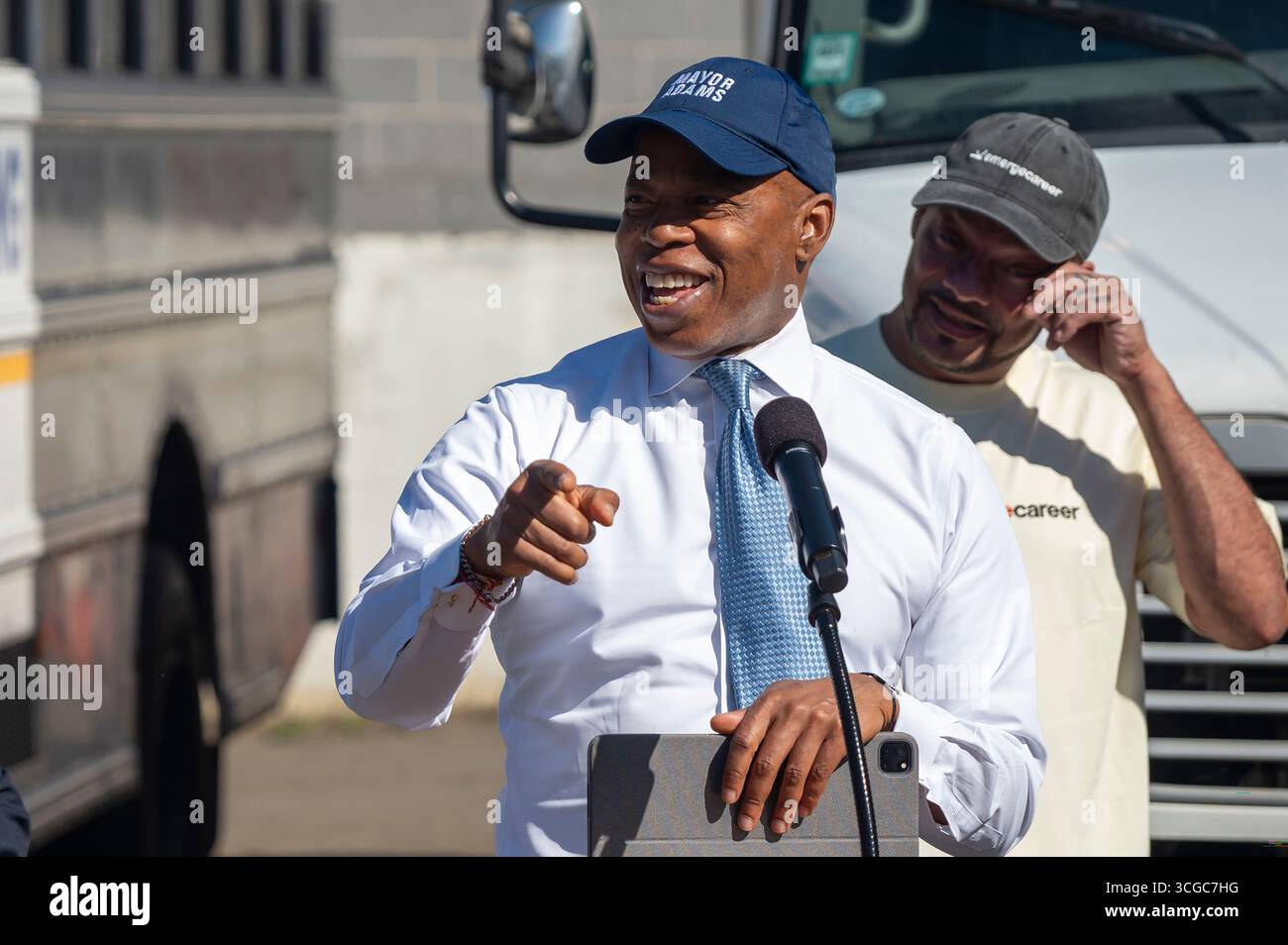 Der Bürgermeister von New York City, Eric Adams, kündigte eine größere Erweiterung des Trainingsprogramms für New Yorker mit dem Office of Criminal Justice des Bürgermeisters an und tritt auf dem Werft der Ferrari Driving School im New Yorker Stadtteil Queens auf. Stockfoto