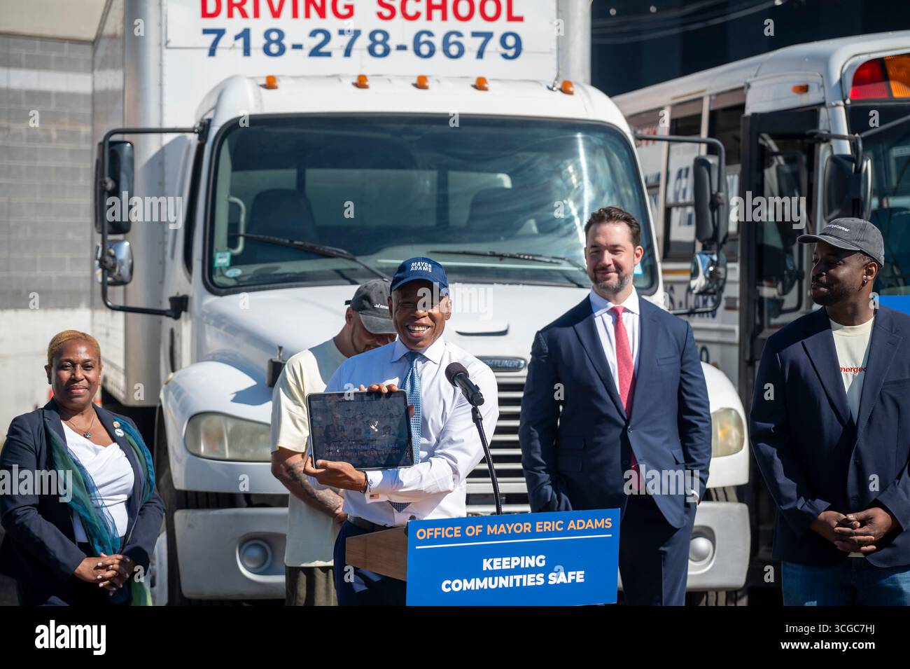 Der Bürgermeister von New York City, Eric Adams, kündigte eine größere Erweiterung des Trainingsprogramms für New Yorker mit dem Office of Criminal Justice des Bürgermeisters an und tritt auf dem Werft der Ferrari Driving School im New Yorker Stadtteil Queens auf. Stockfoto
