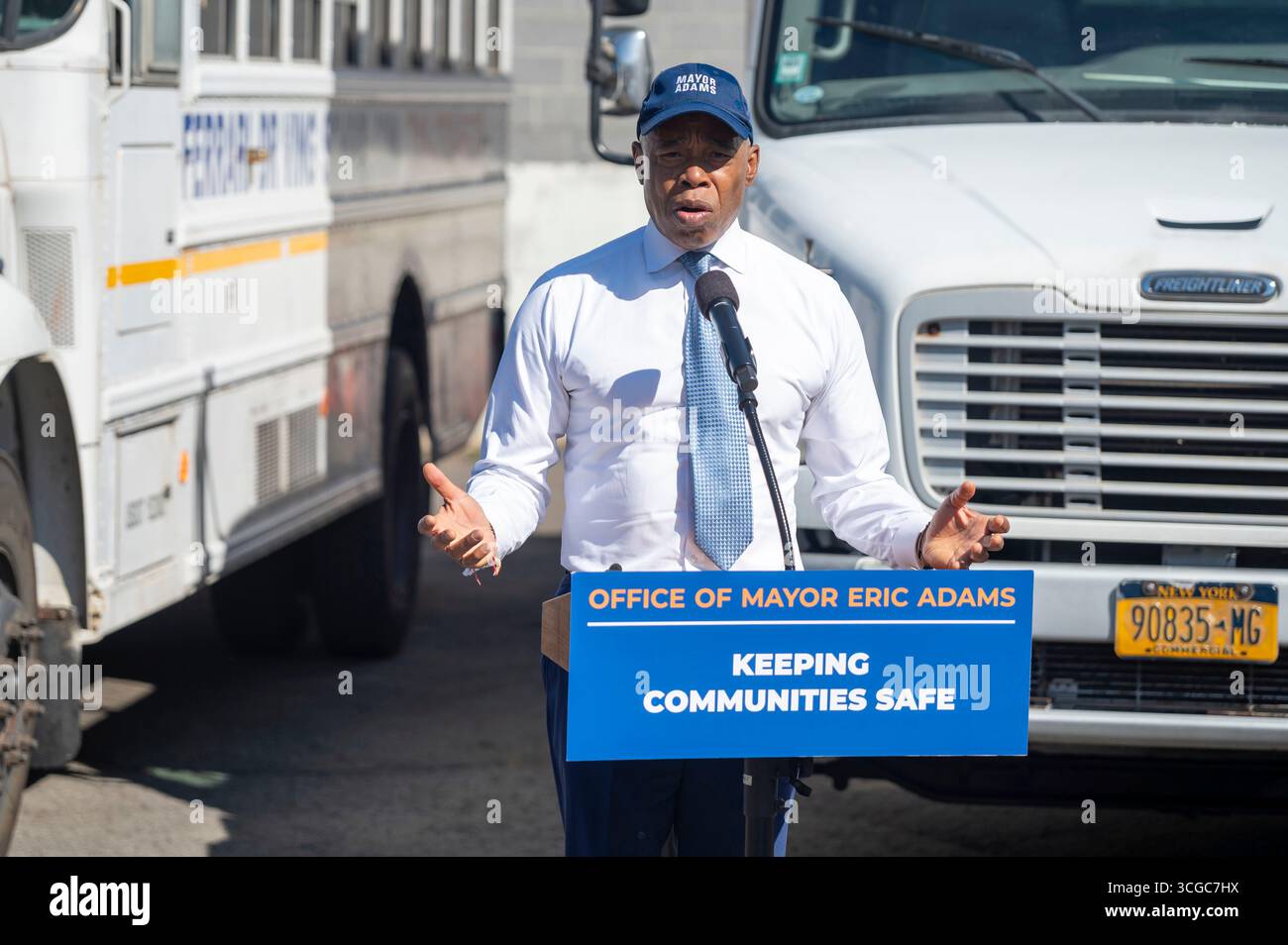 Der Bürgermeister von New York City, Eric Adams, kündigte eine größere Erweiterung des Trainingsprogramms für New Yorker mit dem Office of Criminal Justice des Bürgermeisters an und tritt auf dem Werft der Ferrari Driving School im New Yorker Stadtteil Queens auf. Stockfoto