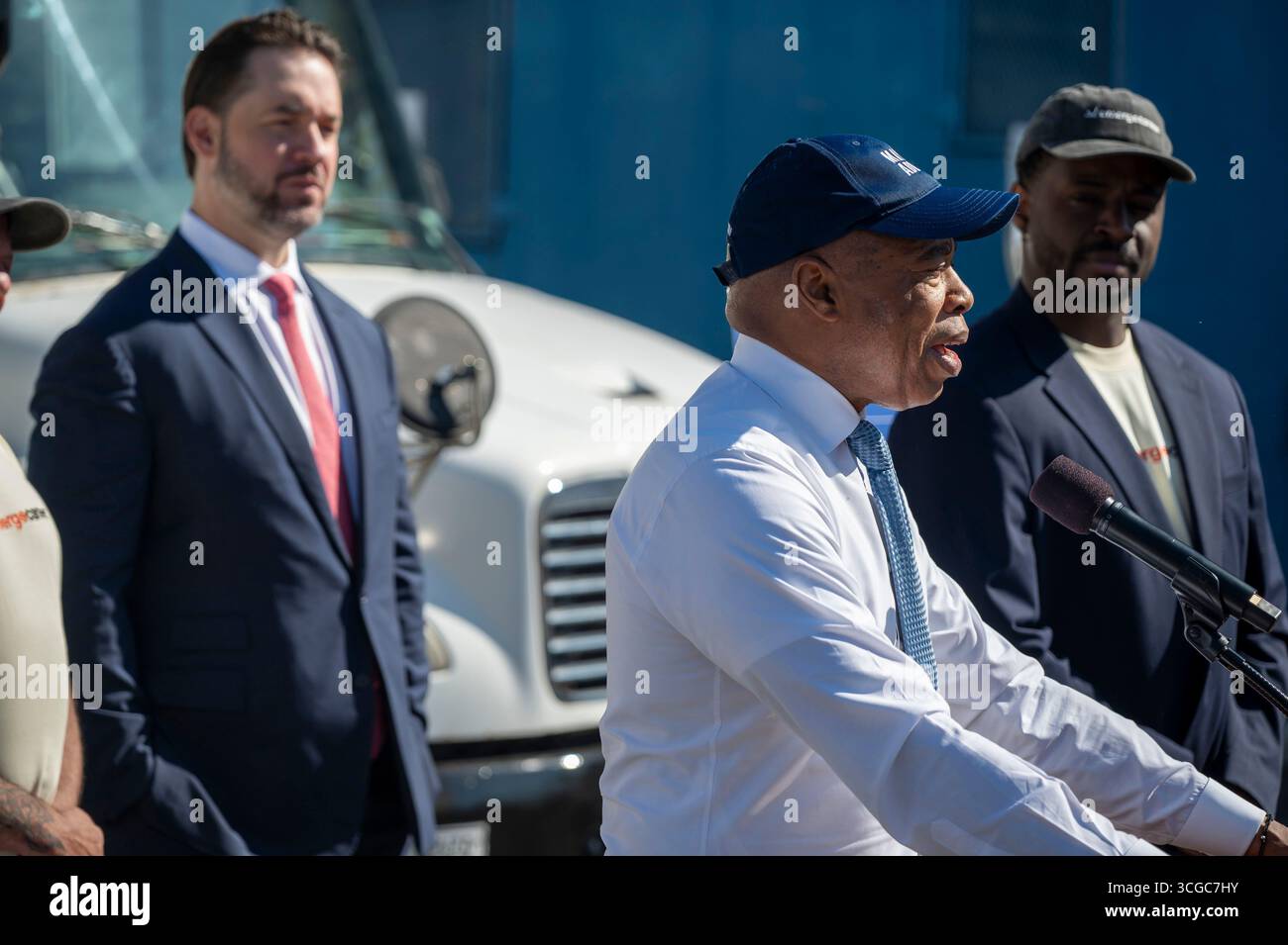 Der Bürgermeister von New York City, Eric Adams, kündigte eine größere Erweiterung des Trainingsprogramms für New Yorker mit dem Office of Criminal Justice des Bürgermeisters an und tritt auf dem Werft der Ferrari Driving School im New Yorker Stadtteil Queens auf. Stockfoto