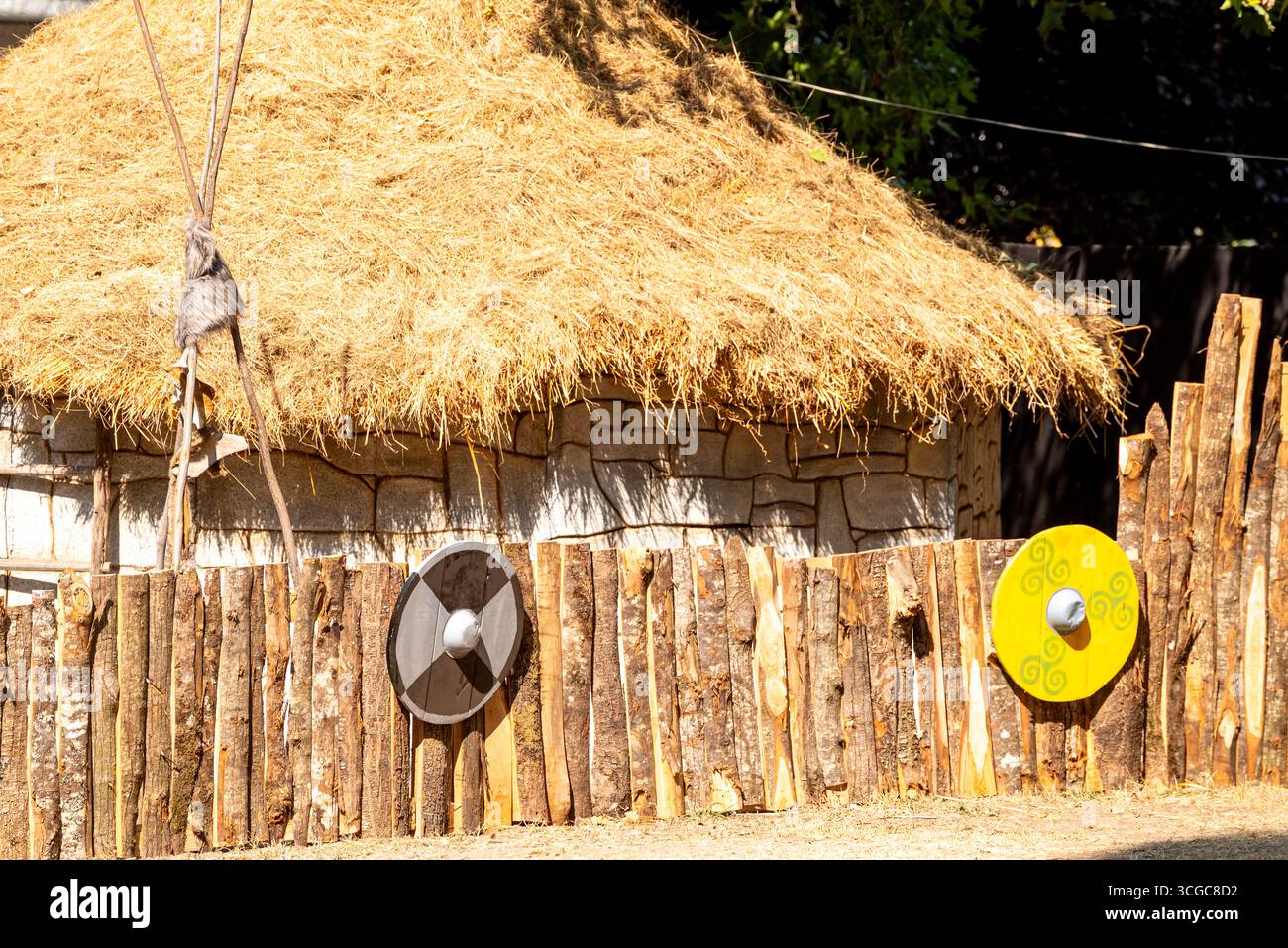 Historische Rekonstruktion eines alten keltischen Dorfes mit einer strohgedeckten Hütte Stockfoto