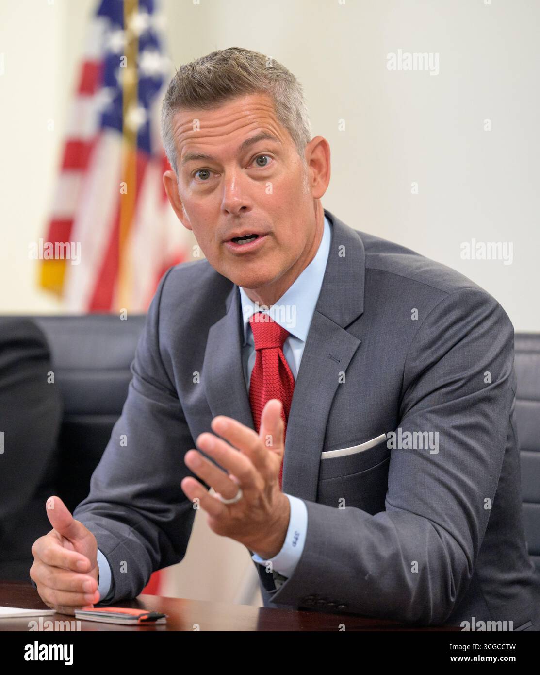 Washington, Vereinigte Staaten von Amerika. 18. Juli 2025. Sean Duffy, der amtierende NASA-Administrator, hält während eines Treffens mit Casey Swails, dem stellvertretenden NASA-Administrator im Mary W. Jackson NASA Headquarters Building, am 18. Juli 2025 in Washington, D.C. Credit: Bill Ingalls/NASA/Alamy Live News Stockfoto