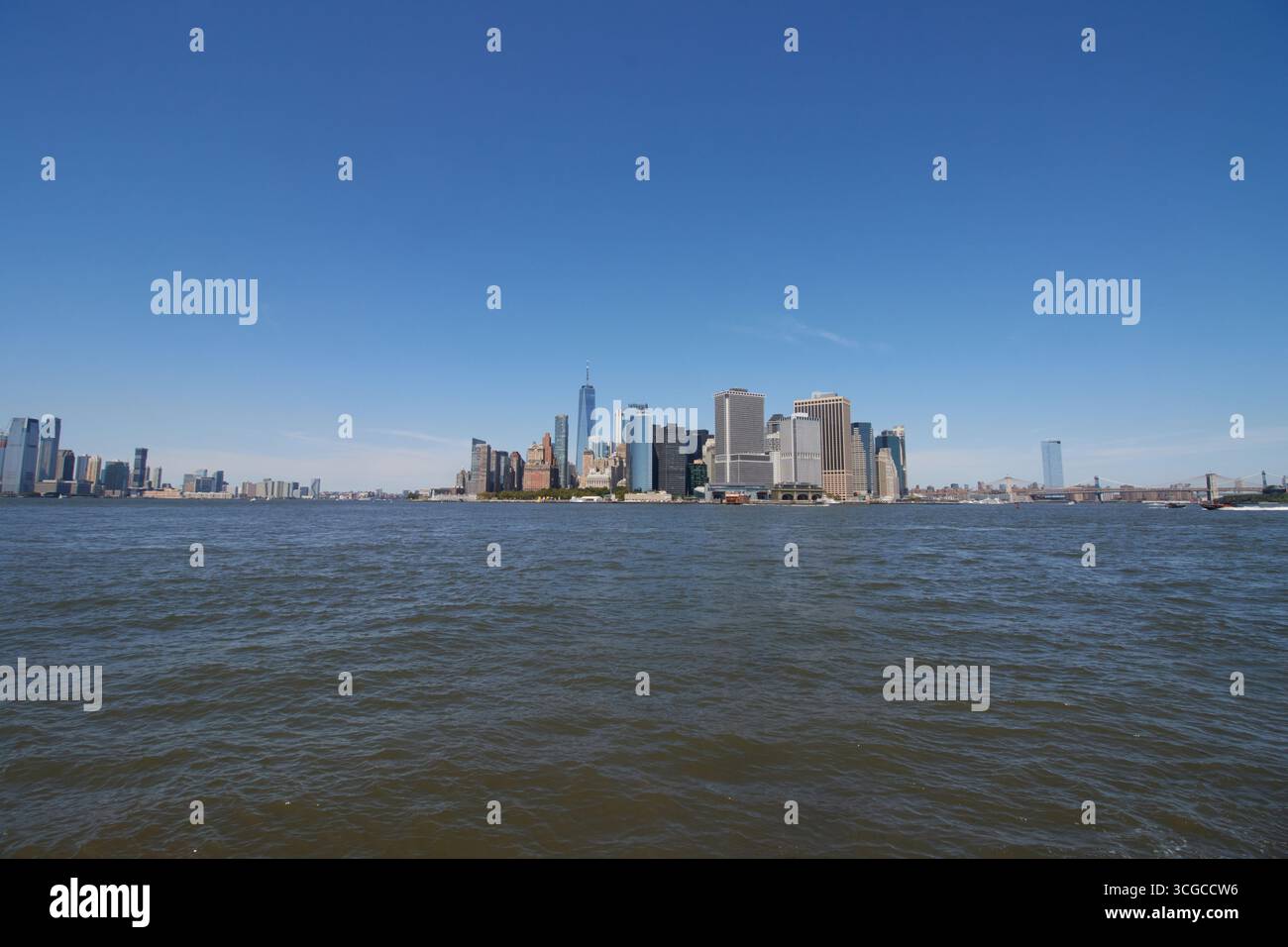 Weitwinkelblick auf die Skyline von Lower manhattan von der anderen Seite des New York Harbor auf Governors Island mit klarem blauem Himmel, Kopierraum Stockfoto