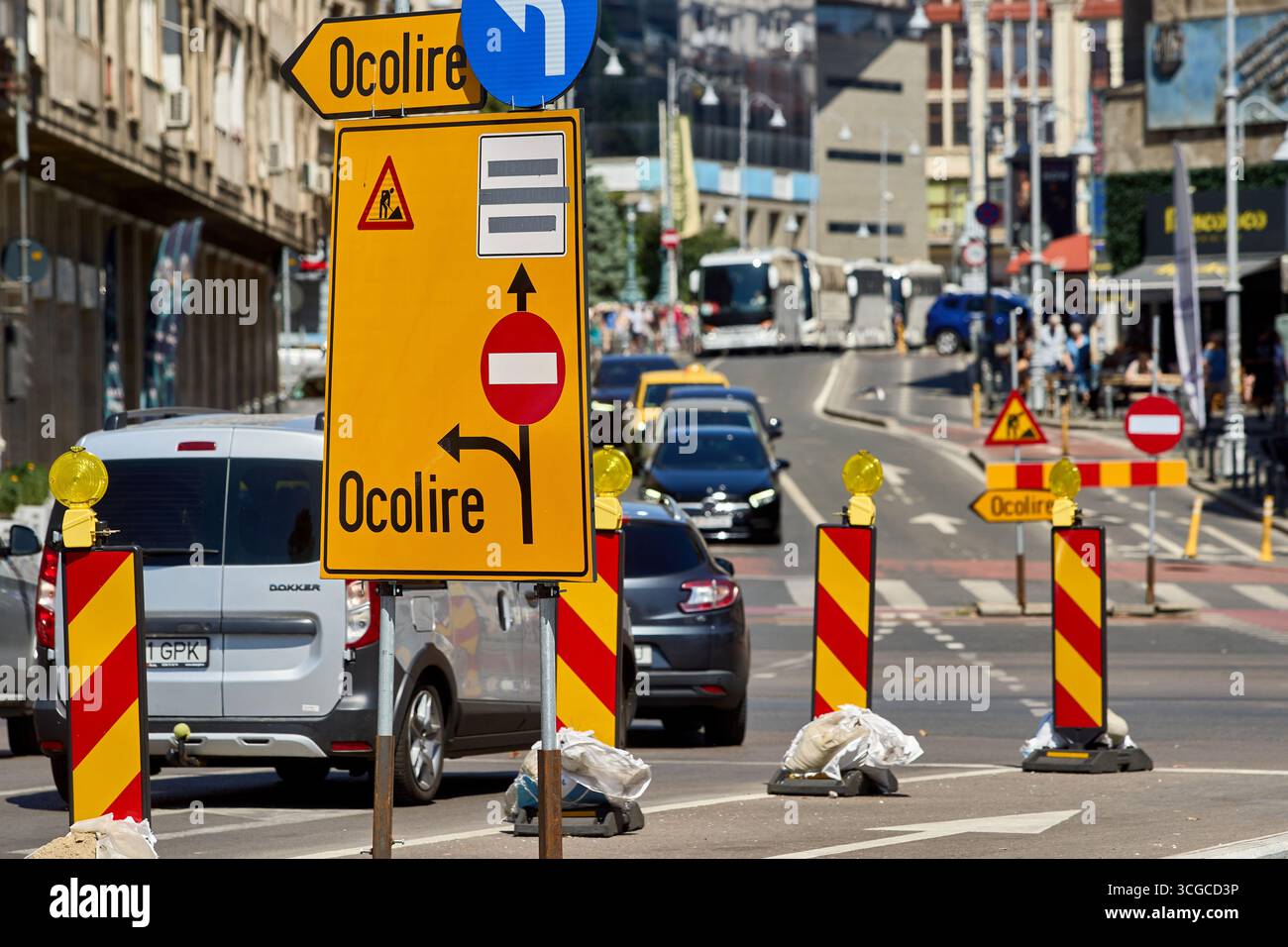 Bukarest, Rumänien. 27. August 2025: Am Ende der Innenstadt von Calea Victoriei werden Schilder von einer Verkehrsspur umgeleitet, um die Arbeiten bergauf zu erleichtern. Dort wird am Bukarest Financial Plaza (ehemaliges Bancorex-Gebäude), das heute im Besitz des Immobilienentwicklers AFI Europe ist, umfangreiche Renovierungsarbeiten durchgeführt. Quelle: Lucian Alecu/Alamy Live News Stockfoto