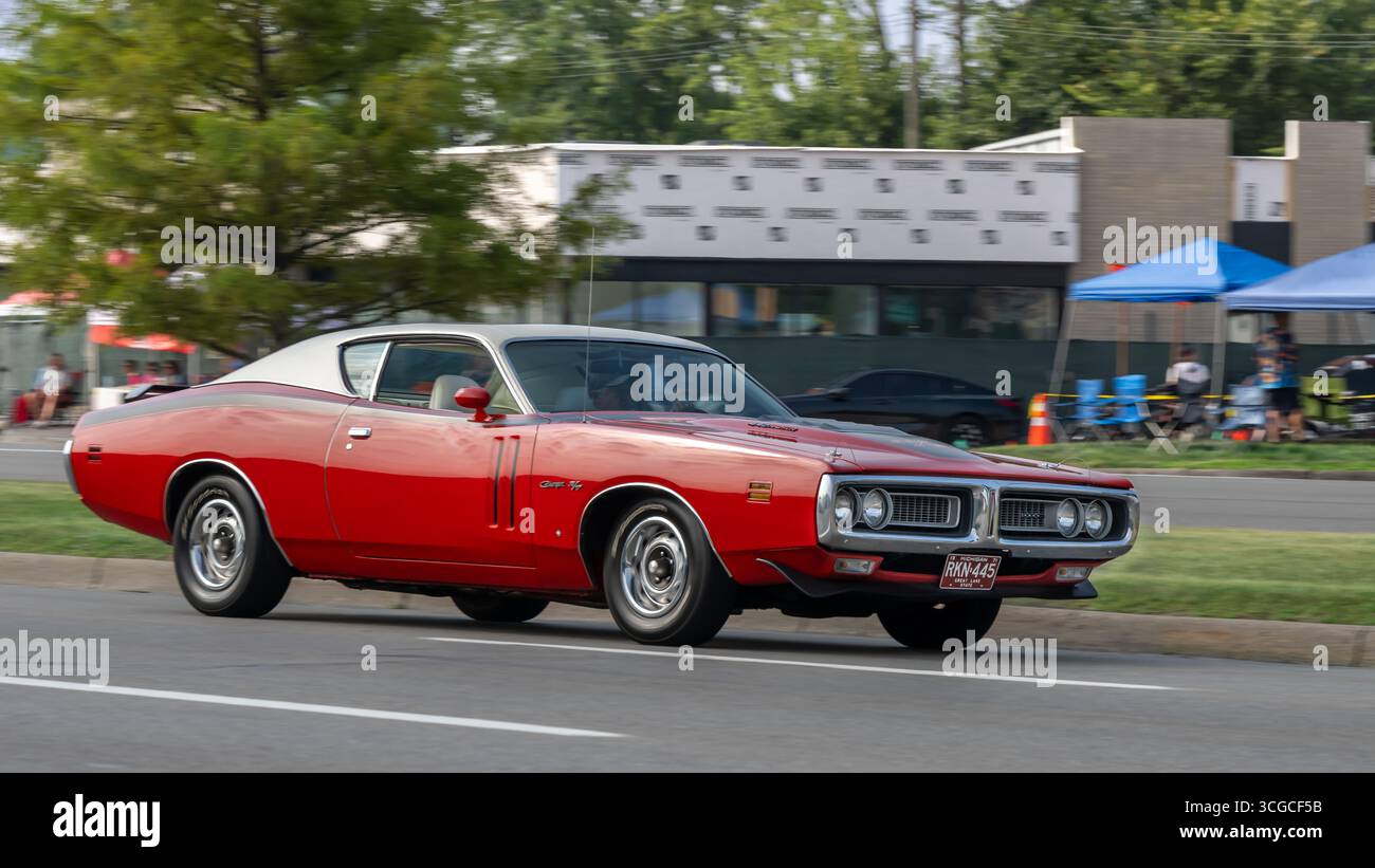 ROYAL OAK, MI/USA - 16. AUGUST 2025: Ein 1971 Dodge Charger R/T 440 Auto auf der Woodward Dream Cruise Route in der Nähe von Detroit, Michigan. Stockfoto