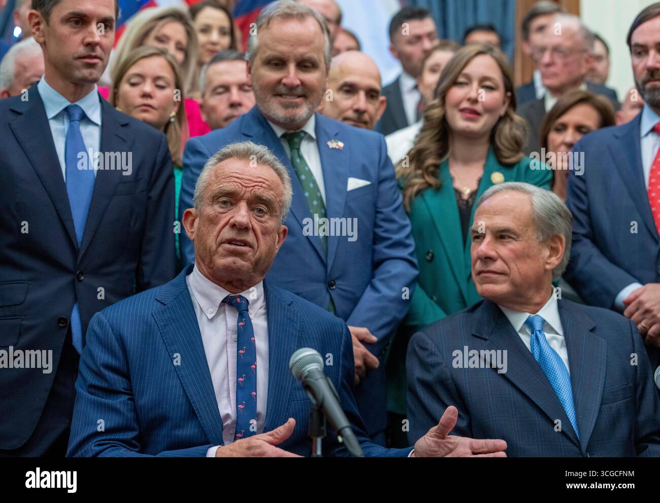 Austin, Usa. August 2025. US-Gesundheitsminister ROBERT F. KENNEDY, JR.(l) spricht vor der Presse im Texas Capitol, als Gouverneur GREG ABBOTT am 27. August 2025 drei gesundheitsbezogene Gesetze unterzeichnet, die Zusatzstoffe regulieren und Wohlfahrtsleistungen für zuckerhaltige Snacks und andere Gesundheitsmaßnahmen verbieten. Quelle: Bob Daemmrich/Alamy Live News Stockfoto
