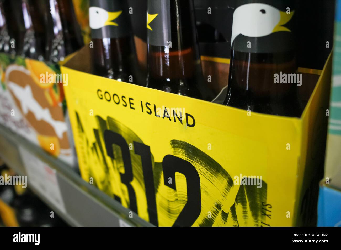 Los Angeles, Kalifornien, USA - 19. 02. 2020: Eine Nahaufnahme eines 6er-Pack-Schachtels Goose Island 312 Urban Wheat Ale Beer im Laden. Stockfoto