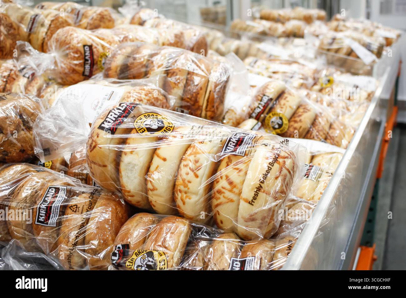 Los Angeles, Kalifornien, USA - 19.02.2020: Ein Blick auf mehrere Pakete von Kirkland Signature Einstein Bros. Bagels, bei Costco. Stockfoto