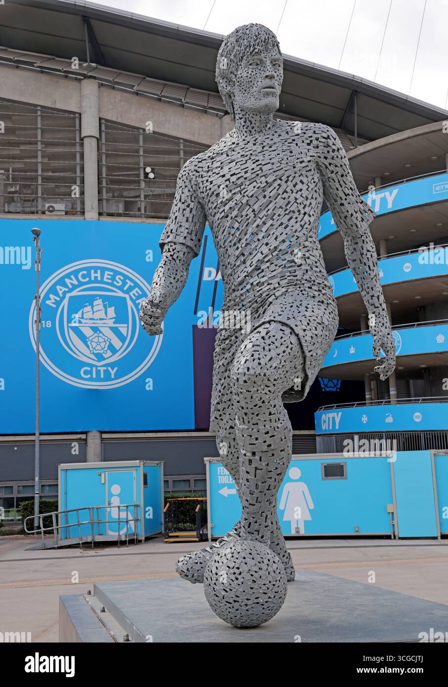 Statue von David Silva vor dem Etihad Stadium in Ost-Manchester, England, Großbritannien. Die Skulptur erinnert an Silvas Beitrag zum MCFC Stockfoto