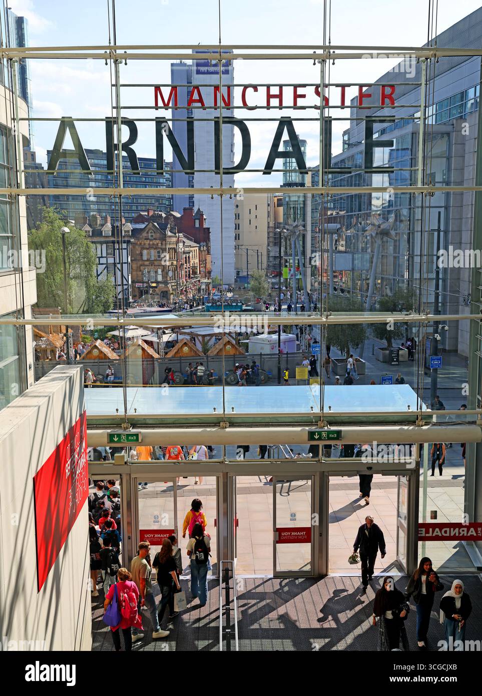 Blick von innen auf Manchester Arndale mit Blick auf den Exchange Square in Richtung Manchester Cathedral & die umliegende Stadt. Moderner Einzelhandel 2026 Stockfoto