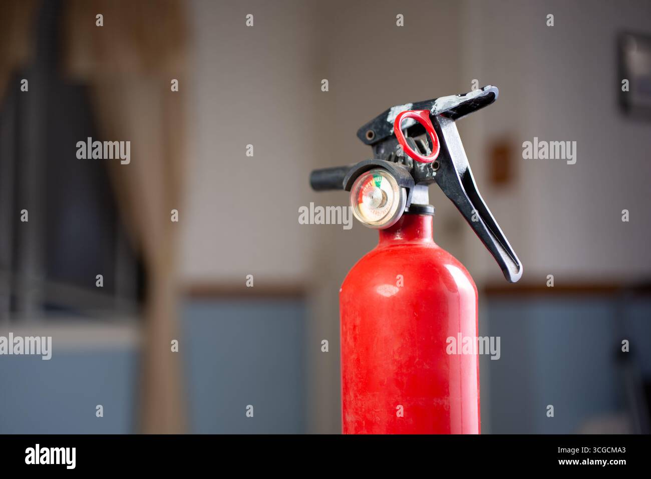 Blick auf einen Feuerlöscher in einem Wohnzimmer. Stockfoto