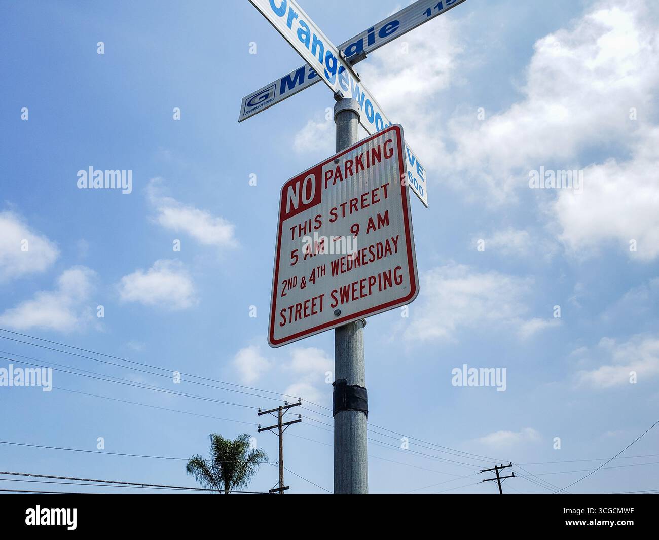 Garden Grove, Kalifornien, USA - 05-07-2020: Ein Blick auf ein Straßenschild ohne Parken, das Fahrer über lange Stunden und Daten informiert. Stockfoto