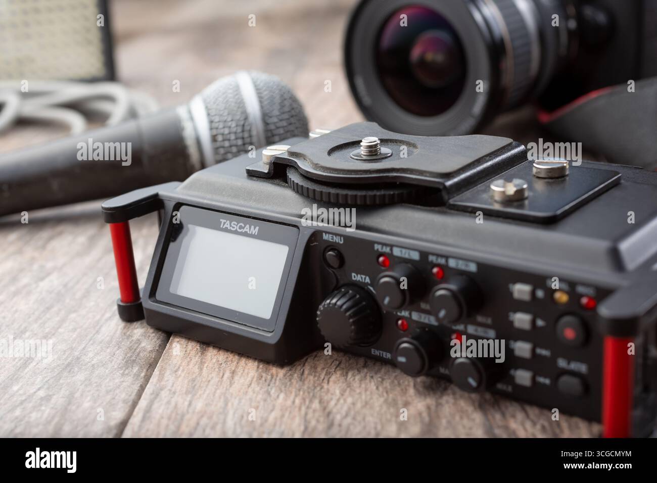 Los Angeles, Kalifornien, USA - 05-07-2020: Eine Nahaufnahme eines Tascam Field Audio-Aufnahmegeräts. Stockfoto