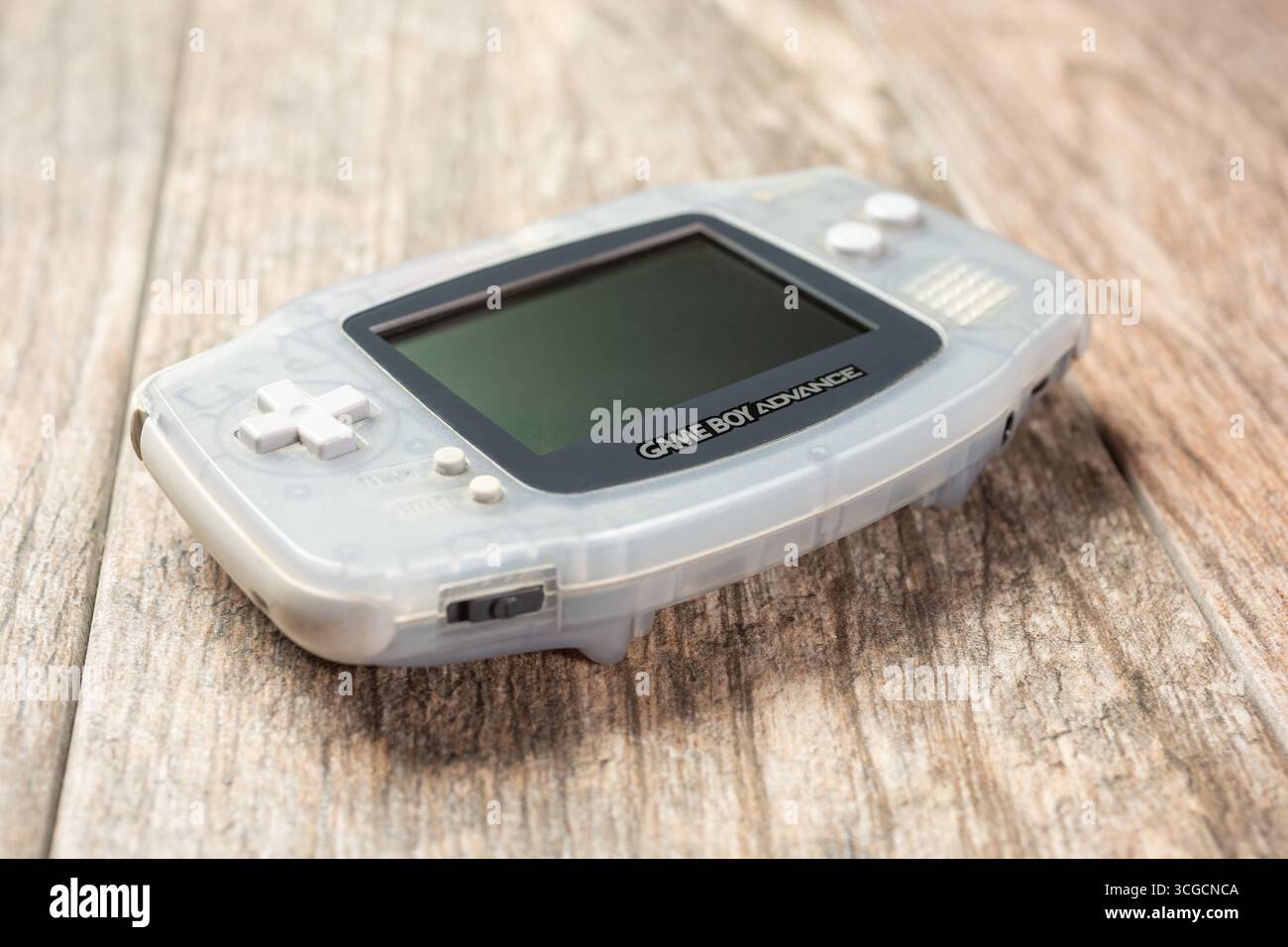 Los Angeles, Kalifornien, USA - 05.07.2020: Ein Blick auf eine Nintendo Game Boy Advance Handheld-Spielkonsole auf einer Holzoberfläche. Stockfoto