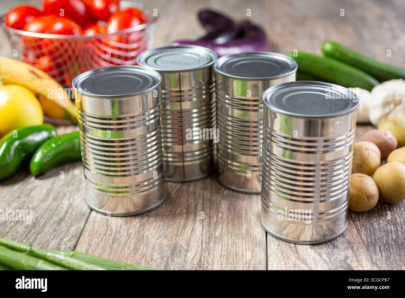 Eine Ansicht mehrerer Lebensmittel mit leerem Etikett, mit mehreren Sorten von Produkten im Hintergrund. Stockfoto