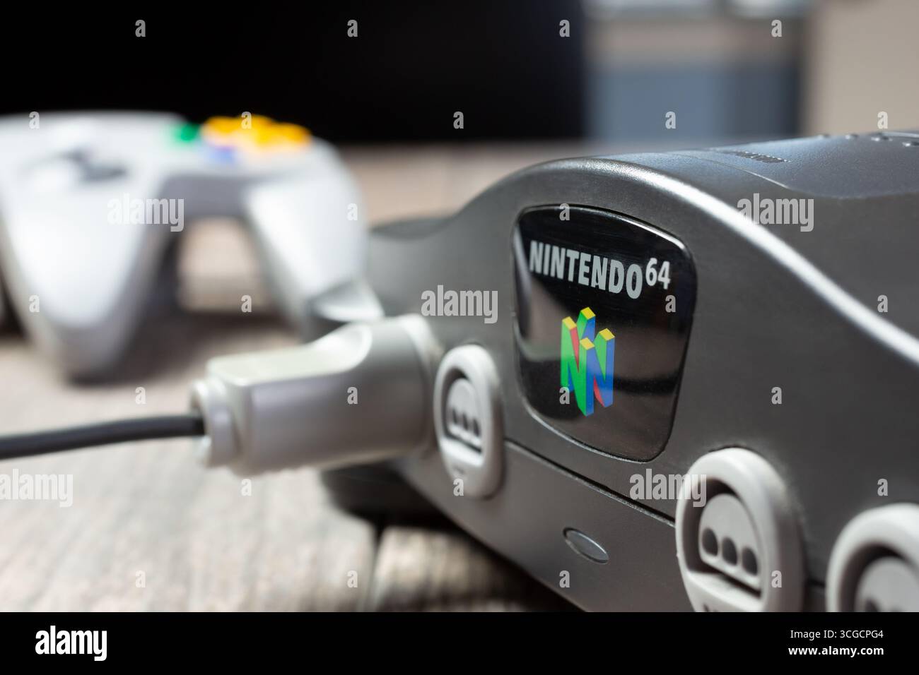 Los Angeles, Kalifornien, USA - 05-07-2020: Eine Nahaufnahme einer Nintendo 64-Konsole. Ein Controller befindet sich im Hintergrund. Stockfoto