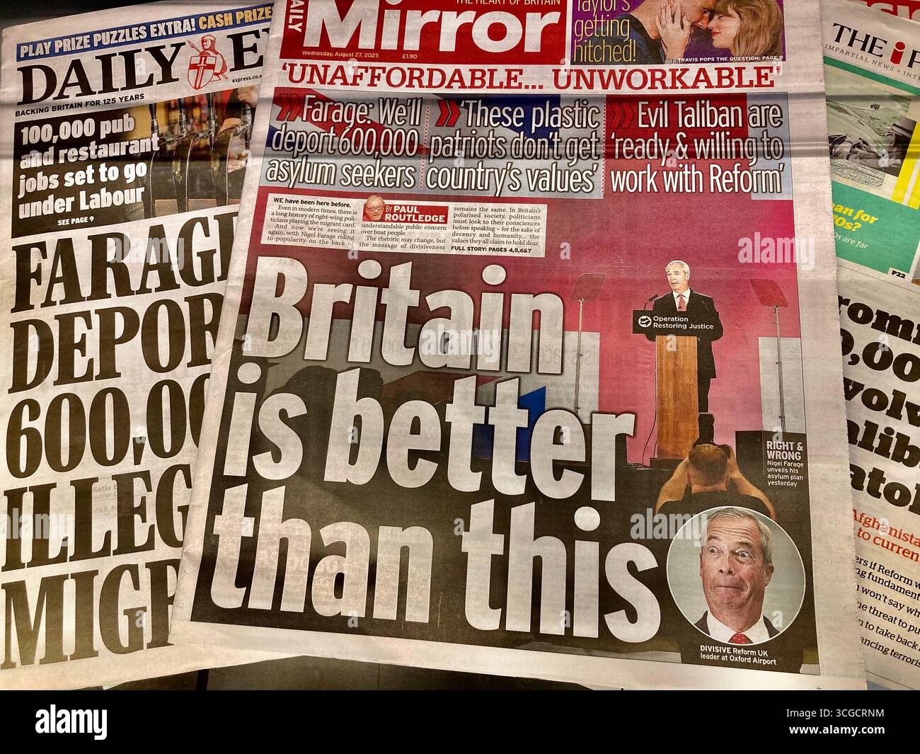 Britische Zeitungen berichten weithin über Nigel Farage von Reform Großbritannien verspricht, 600000 Asylbewerber abzuschieben, wenn die Reform die Macht gewinnt Stockfoto