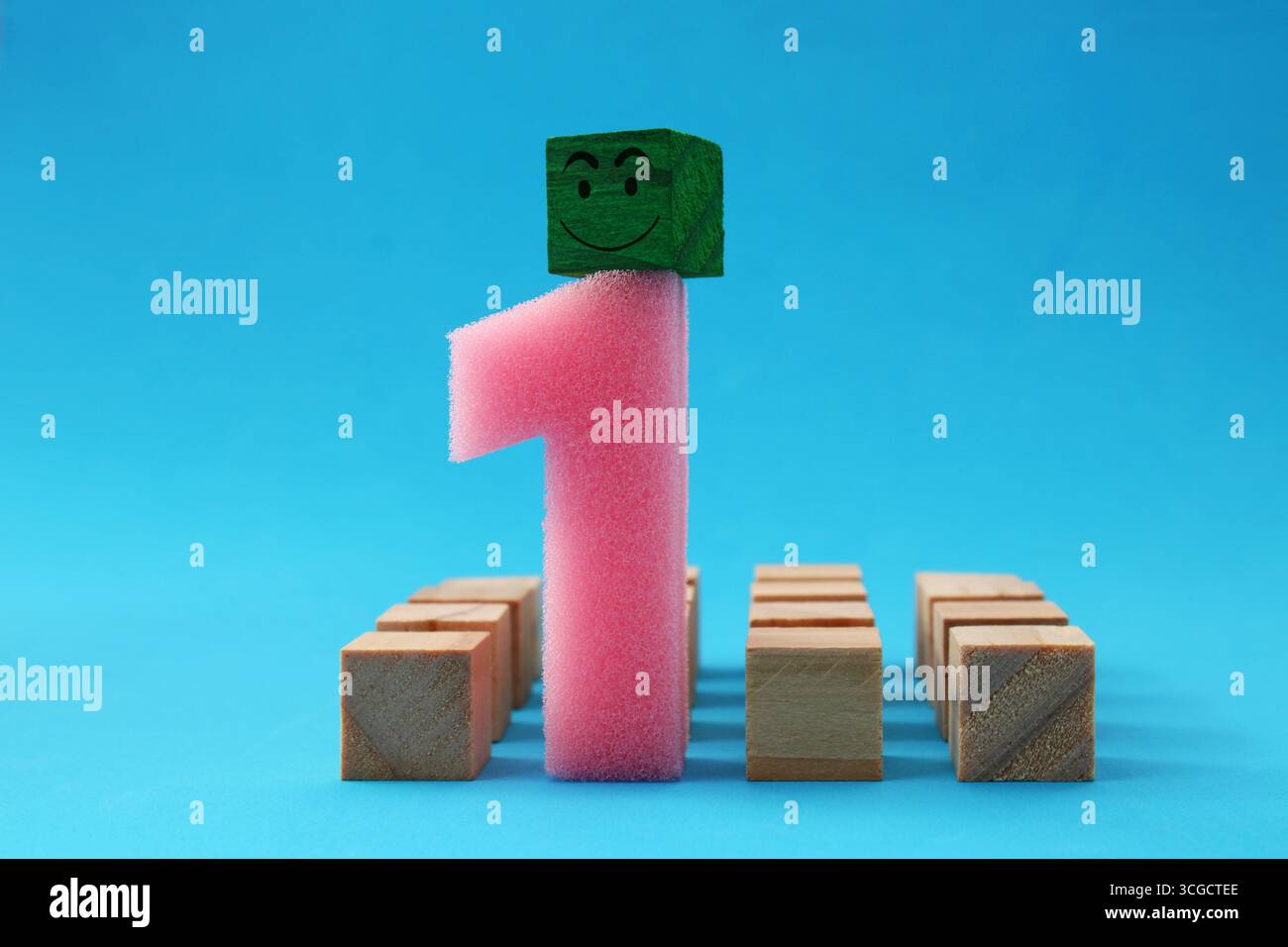 Erster Platz glücklich und umgeben von seinem Team Stockfoto