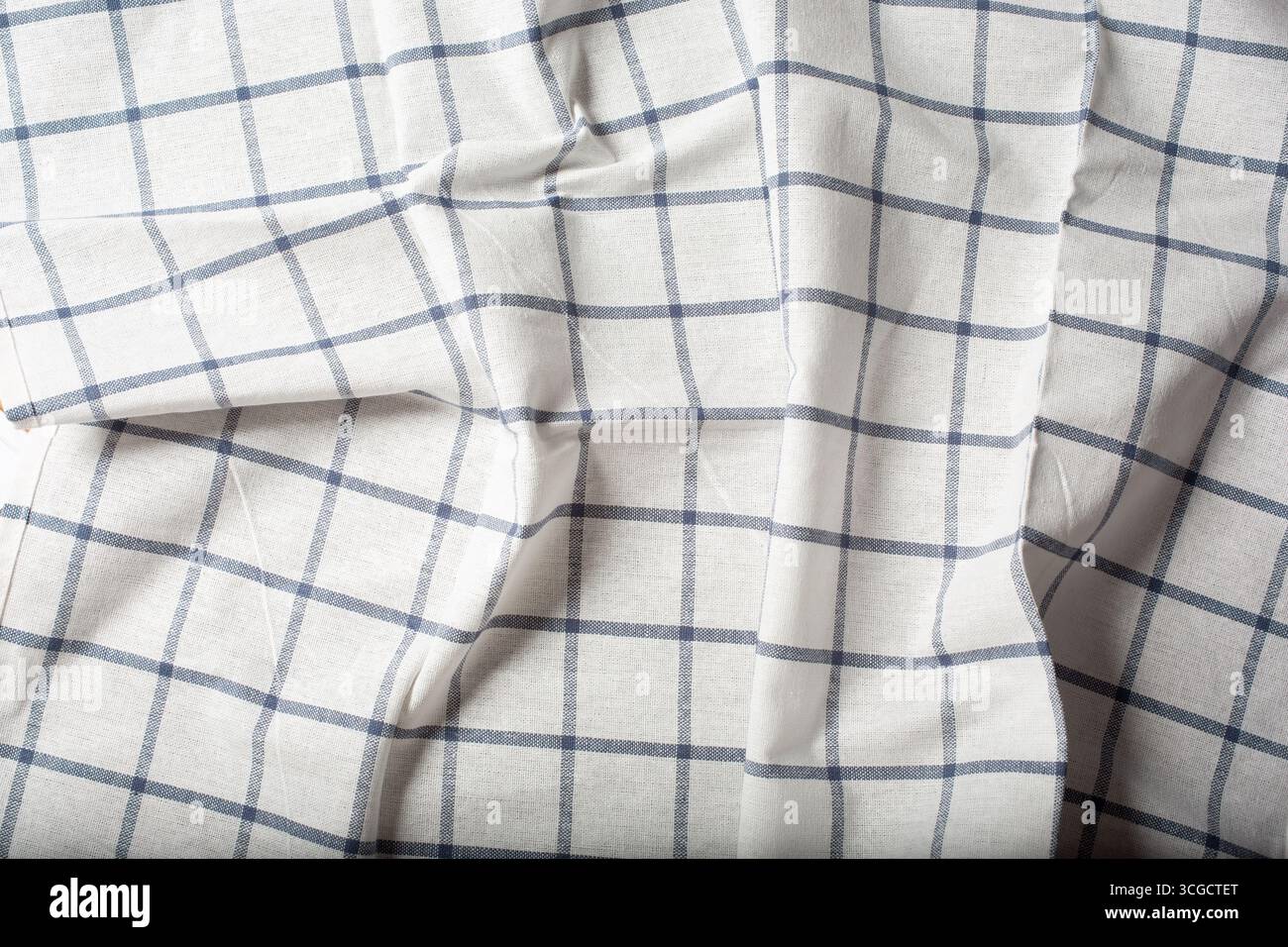 Ein Blick auf ein lässig zerknittertes Küchentuch als Hintergrund. Stockfoto