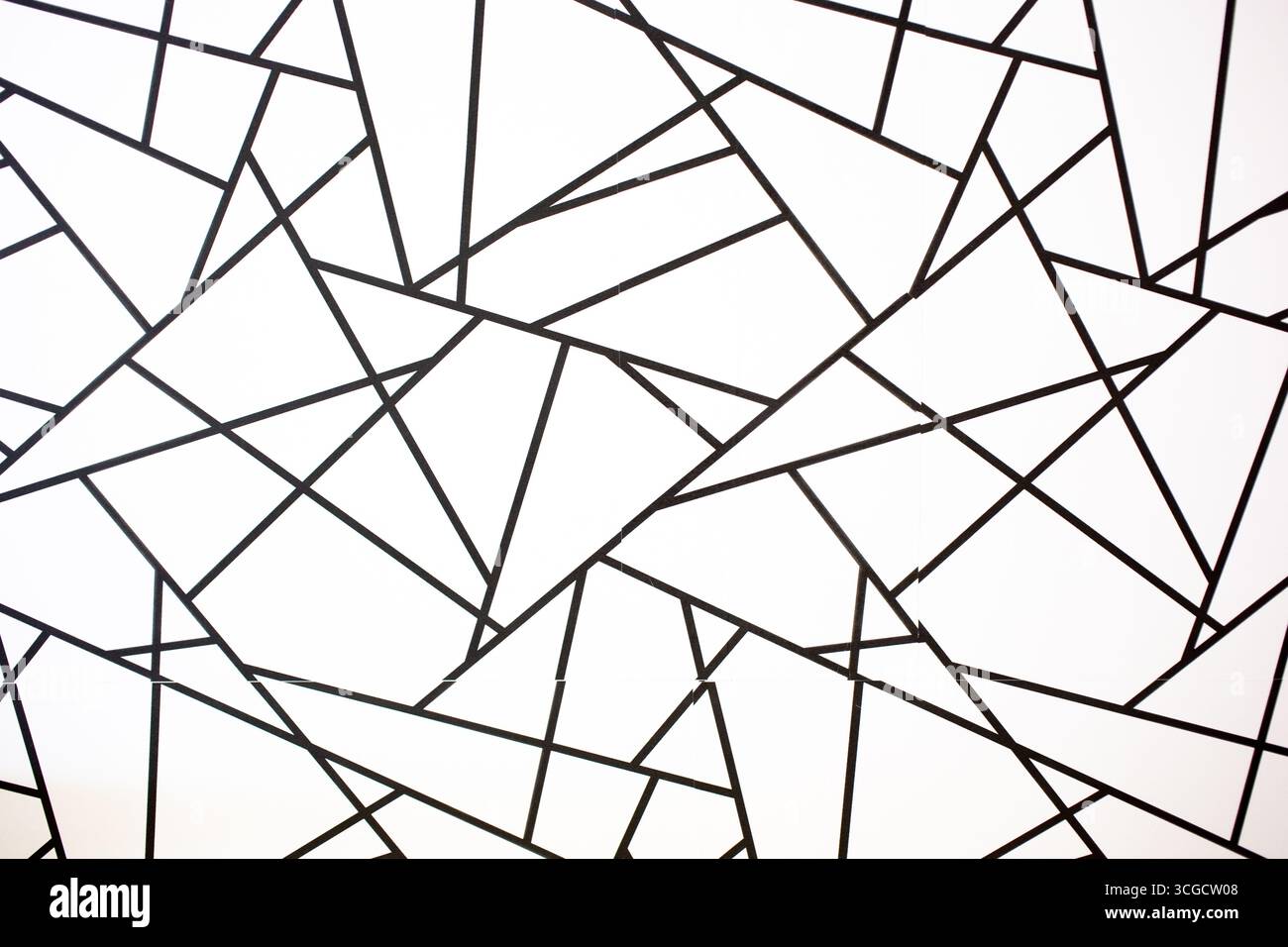 Eine Ansicht einer Wand aus abstrakten Dreiecken als Hintergrundbild. Stockfoto
