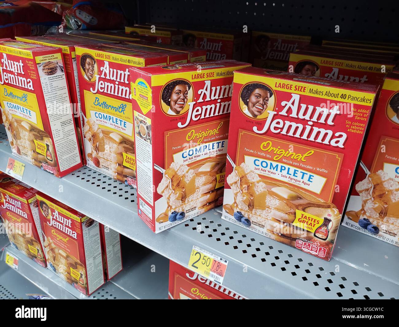 Los Angeles, Kalifornien, USA - 18.06.2020: Ein Blick auf mehrere Tante Jemima Pancake Mischboxen im Regal eines örtlichen Lebensmittelgeschäfts. Stockfoto