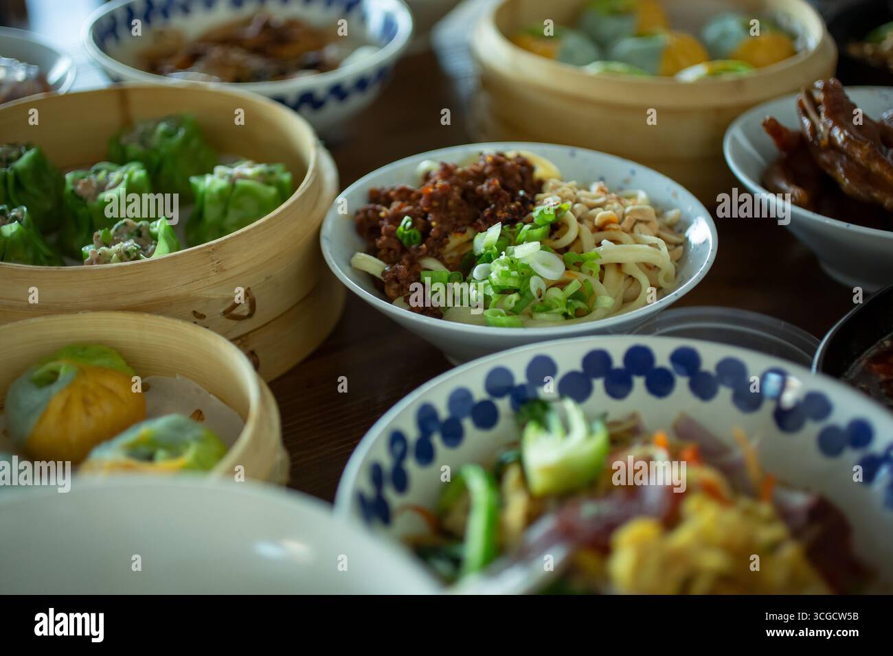 Auf dem Tisch lagen mehrere chinesische Gerichte. Stockfoto