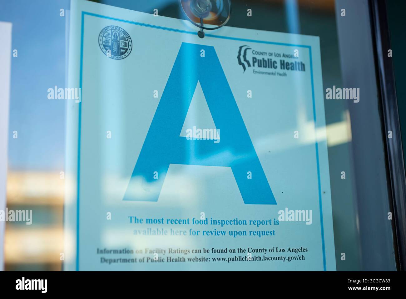 Los Angeles, Kalifornien, USA - 07-01-2020: Blick auf ein Schild zur Lebensmittelsicherheit und Eine Note an einem lokalen Restaurant vor der Fensterfront. Stockfoto