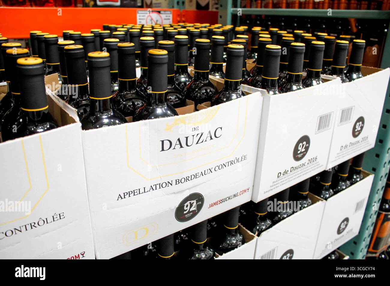 Los Angeles, Kalifornien, USA - 01.07.2020: Eine Ansicht mehrerer Flaschenkisten mit D de Dauzac Bordeaux Wein im Laden. Stockfoto