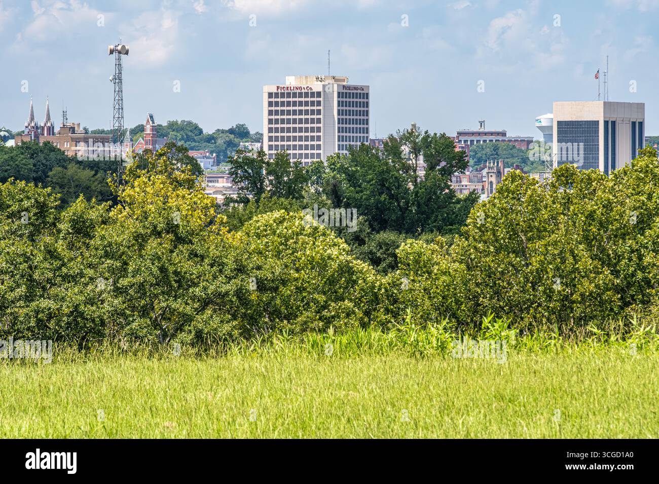 Macon, Georgia, Blick auf die Skyline von oben auf dem Great Temple Mound an der Ocmulgee Mounds National Historical Site in Middle Georgia. (USA) Stockfoto Macon, Georgia, Blick auf die Skyline von oben auf dem Great Temple Mound an der Ocmulgee Mounds National Historical Site in Middle Georgia. (USA) Stockfoto