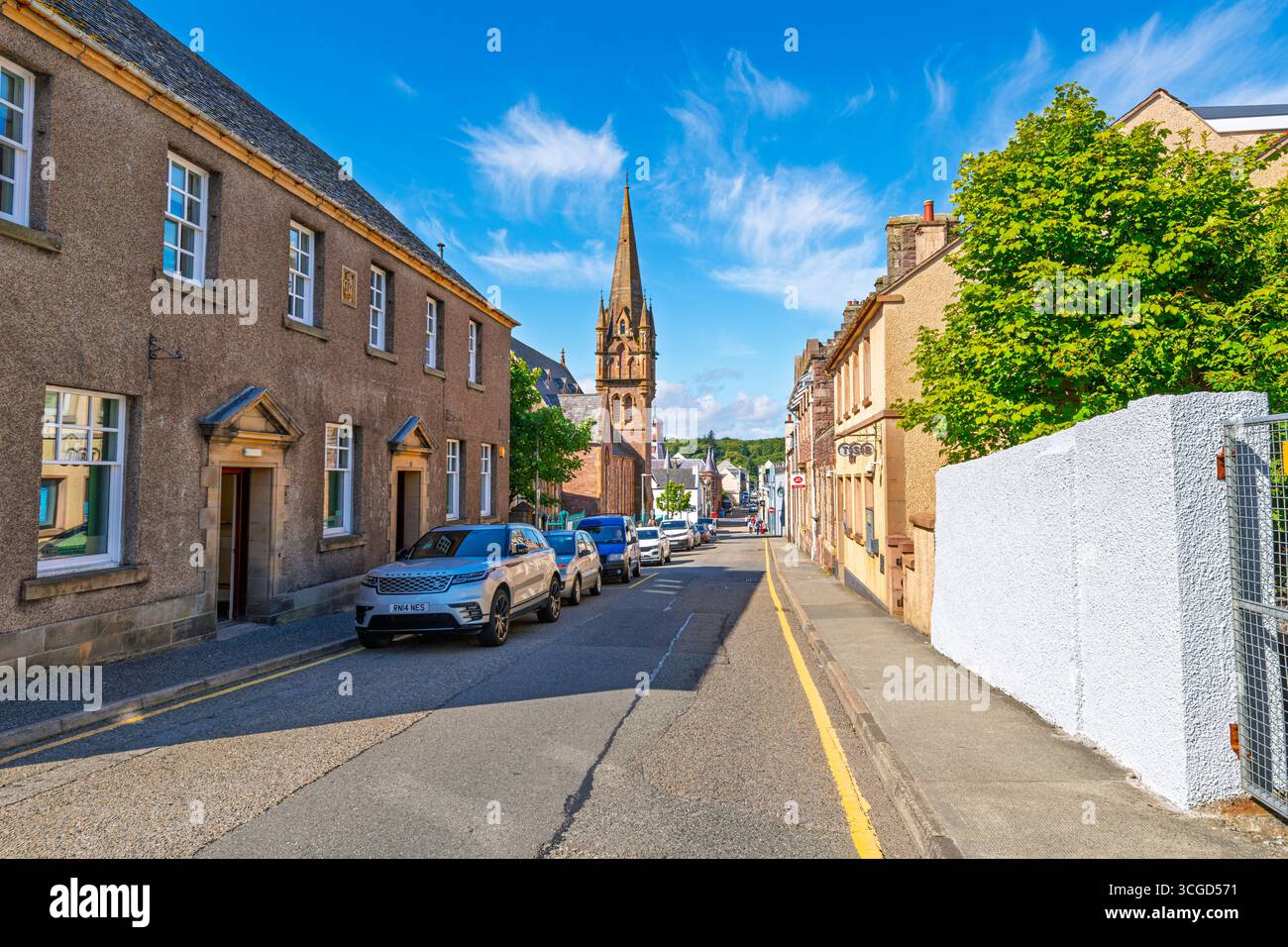 Blick von der Francis Street auf den Glockenturm der Martin's Memorial Church im Küstendorf Stornoway, der Hauptstadt von Lewis und Harris Island. Stockfoto