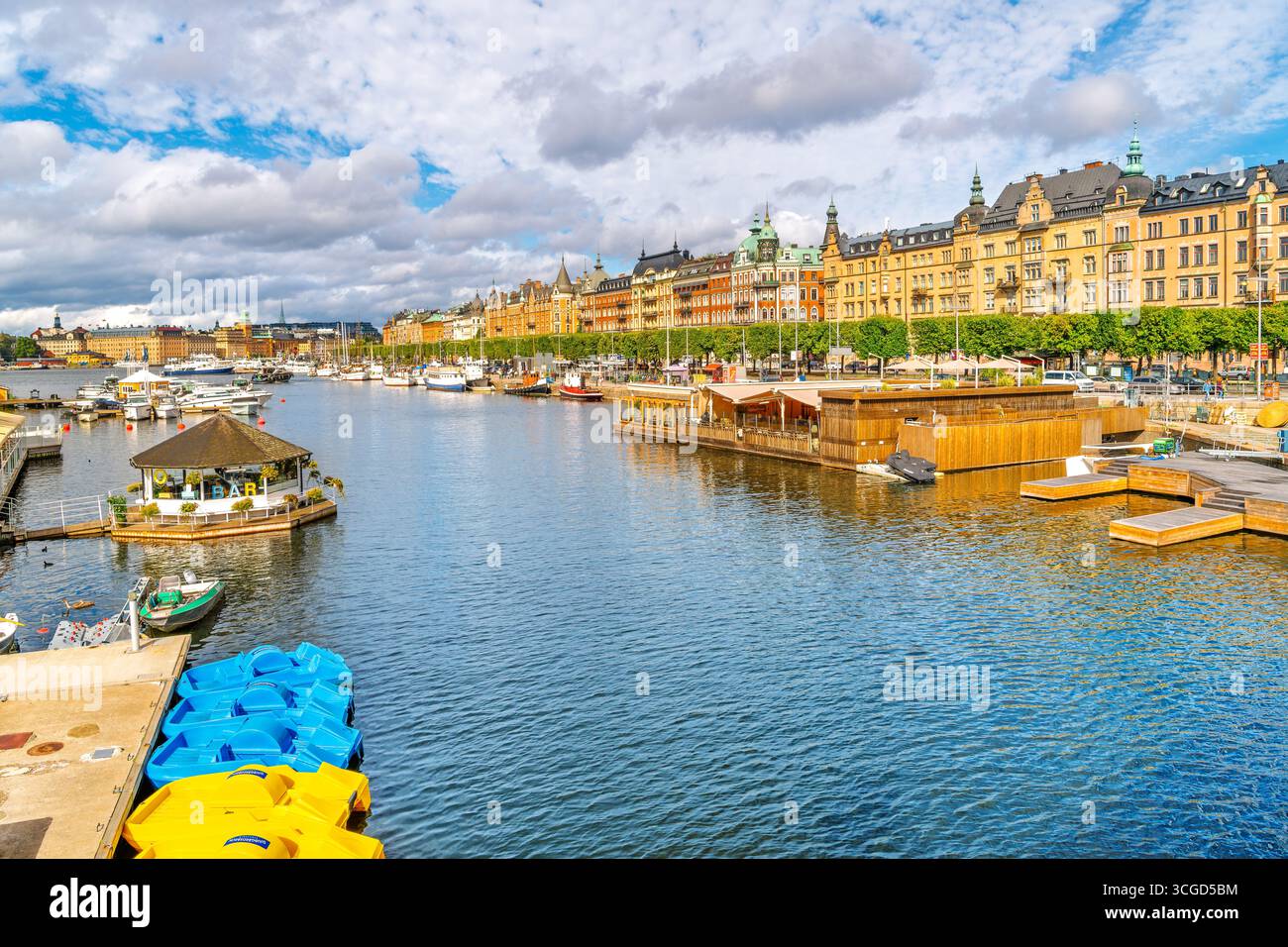 Blick auf die Strandvägen Straße am Wasser von der Insel Djurgården in Stockholm, Schweden. Stockfoto