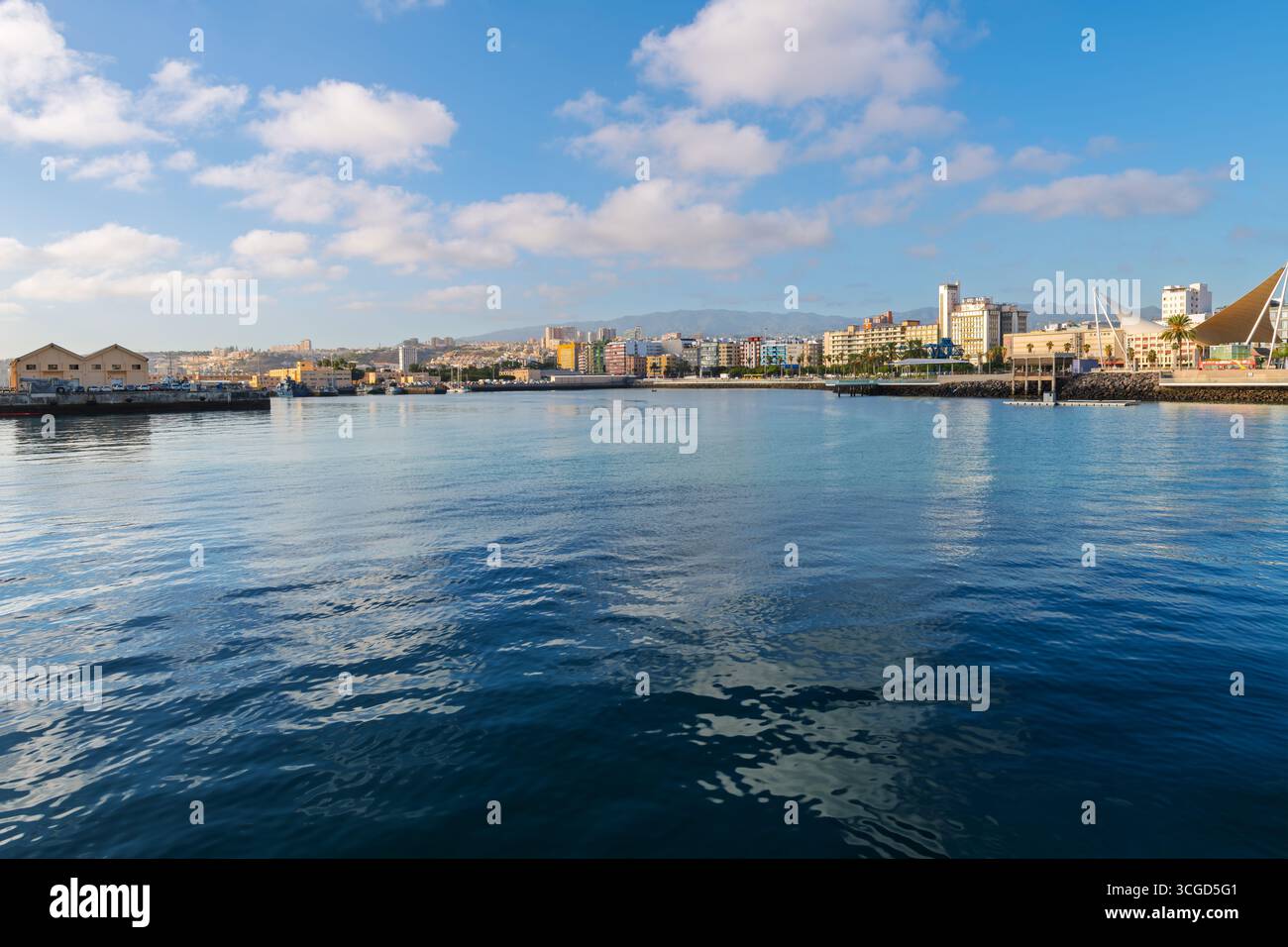 Die Skyline und Küste von Las Palmas de Gran Canaria, Spanien, der Hauptstadt der Kanarischen Insel Gran Canaria im Atlantik. Stockfoto