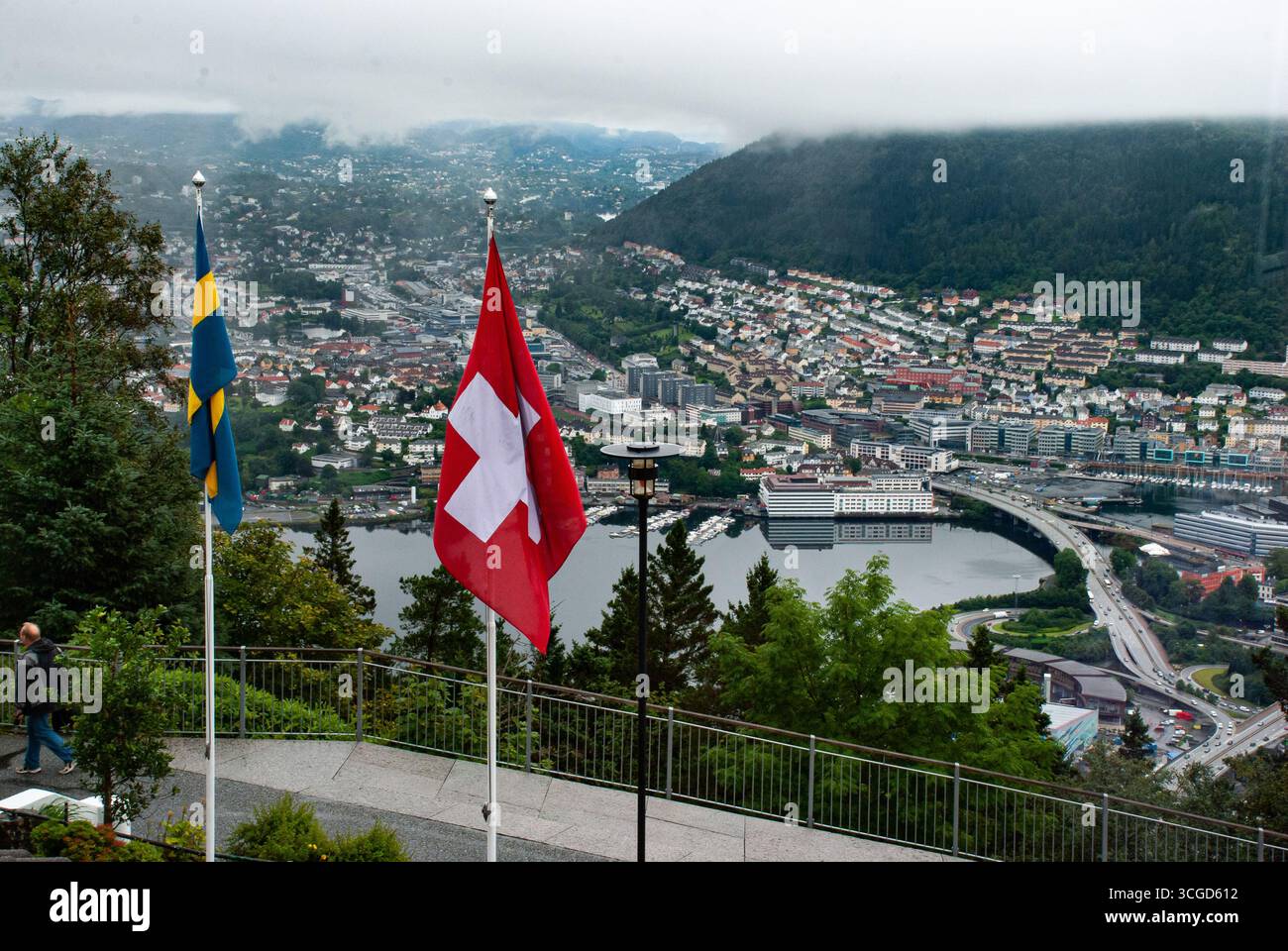 Bergen, Norwegen - 16. August 2013 - Panoramablick über bergen mit schwedischen und schweizer Fahnen im Vordergrund. Stockfoto