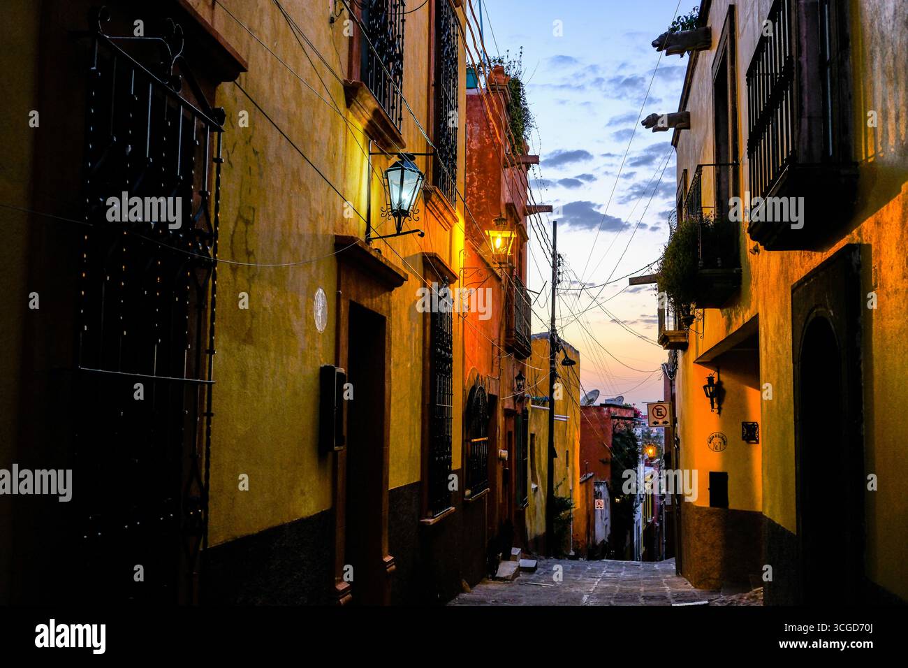 San Miguel de Allende, Mexiko - 9. Februar 2025: Blick auf eine Straße im historischen Zentrum von San Miguel de Allende bei Sonnenuntergang. Stockfoto