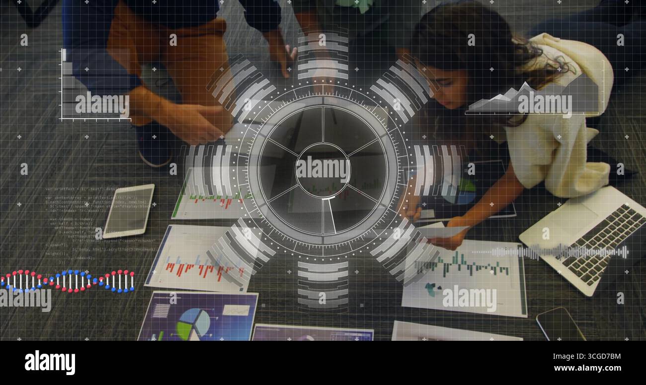 Drei Geschäftsleute, die Balkendiagramme und Tablet-Daten mit HUD im Besprechungsraum analysieren Stockfoto