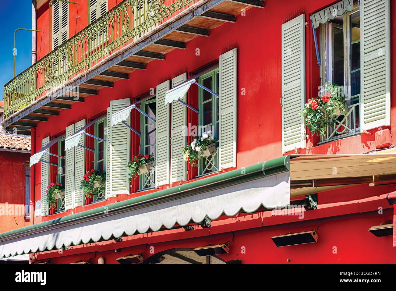 Niedriger Blick auf die farbenfrohe Hausfassade mit traditionellen Fenstern und Balkon, Altstadt, Nizza, Alpes Maritimes, Coted'Azur, Frankreich Stockfoto