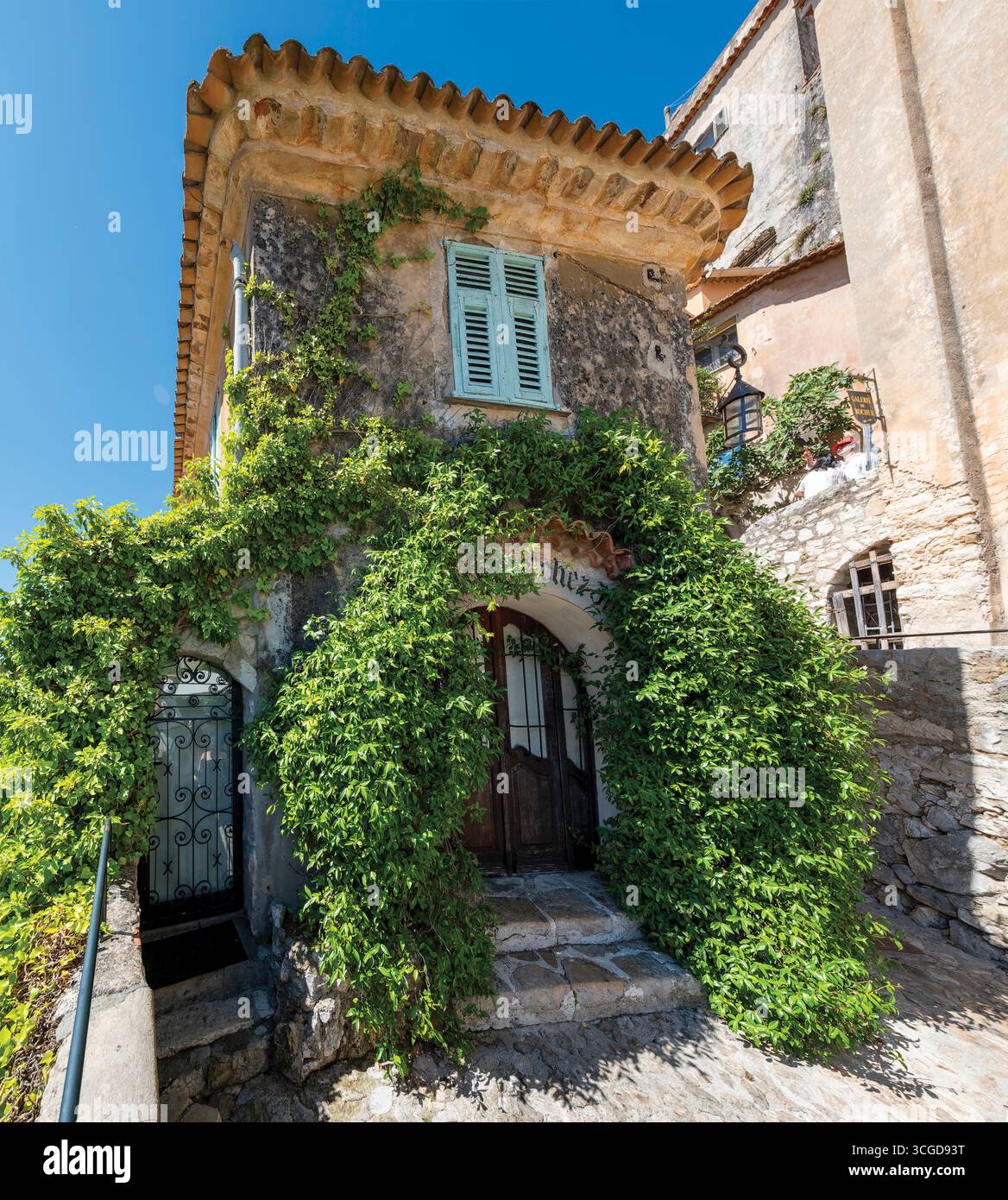 Niedriger Blick auf das mittelalterliche Gebäude in Eze, Alpes Maritimes, Cote d'Azur, Frankreich Stockfoto